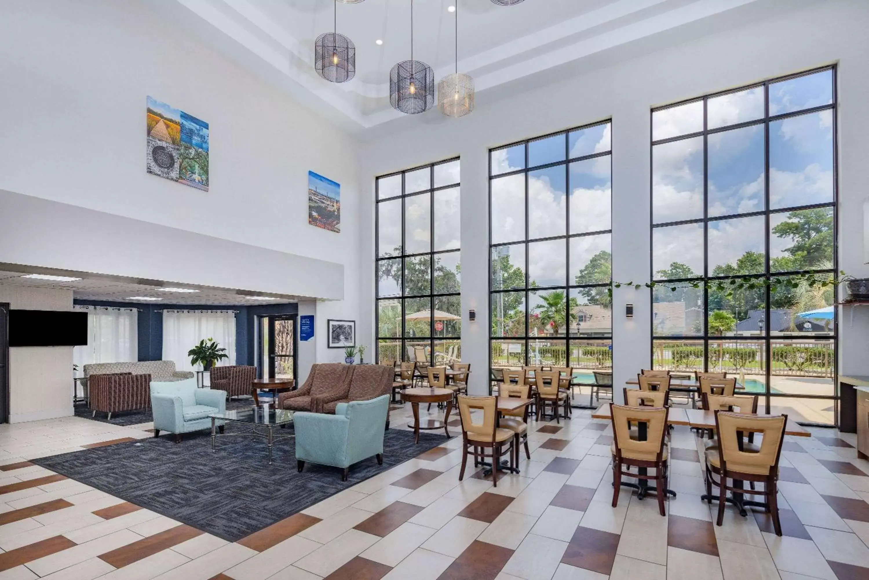 Lobby or reception, Lounge/Bar in Days Inn & Suites by Wyndham Savannah Midtown