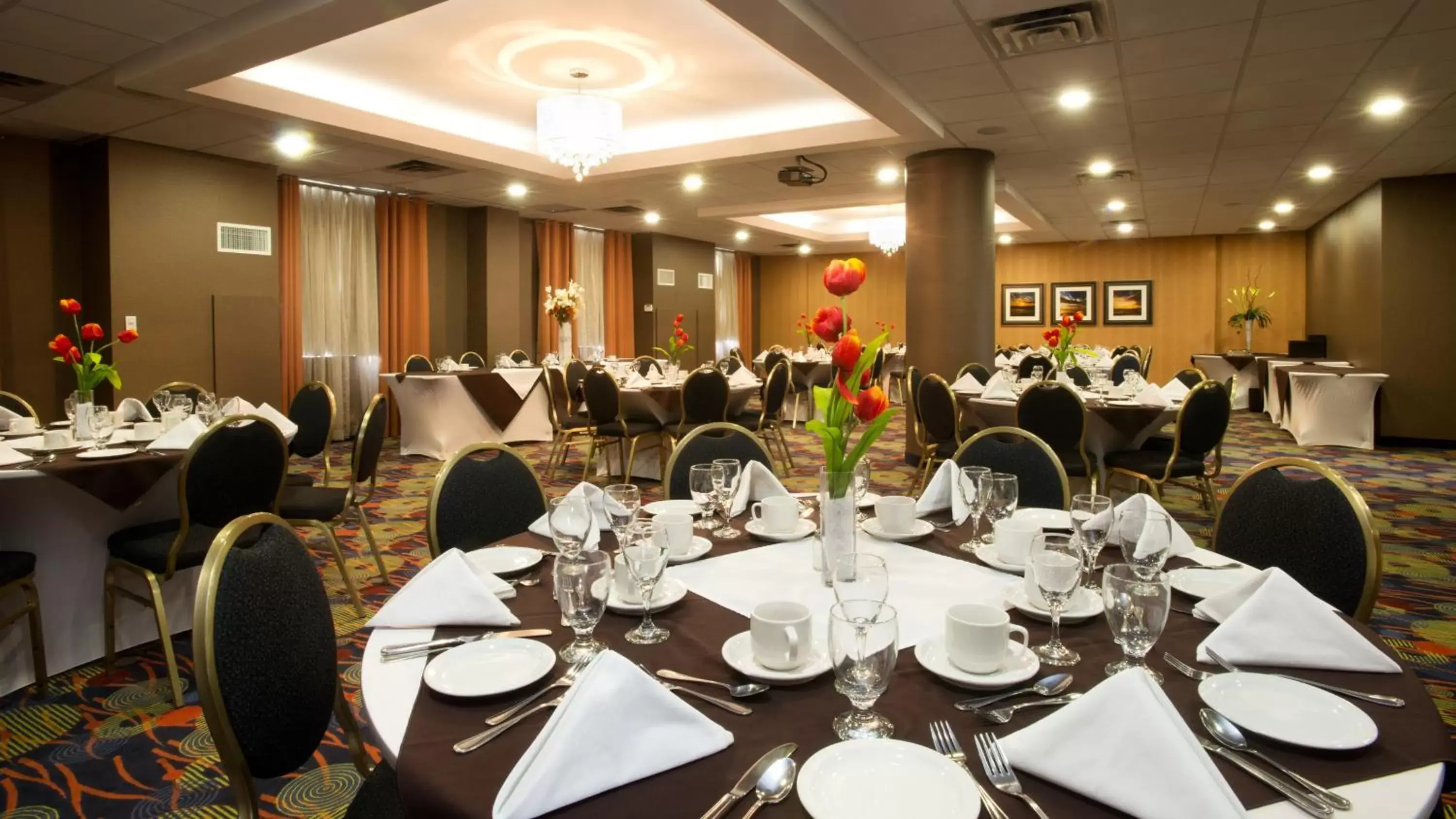 Meeting/conference room, Restaurant/Places to Eat in Holiday Inn & Suites Mississauga West - Meadowvale, an IHG Hotel