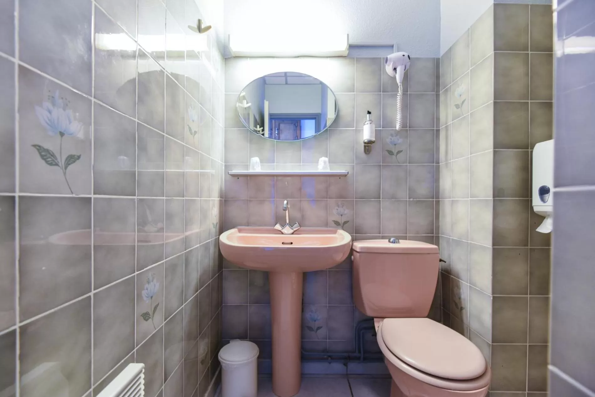 Shower, Bathroom in Hotel des Pyrénées