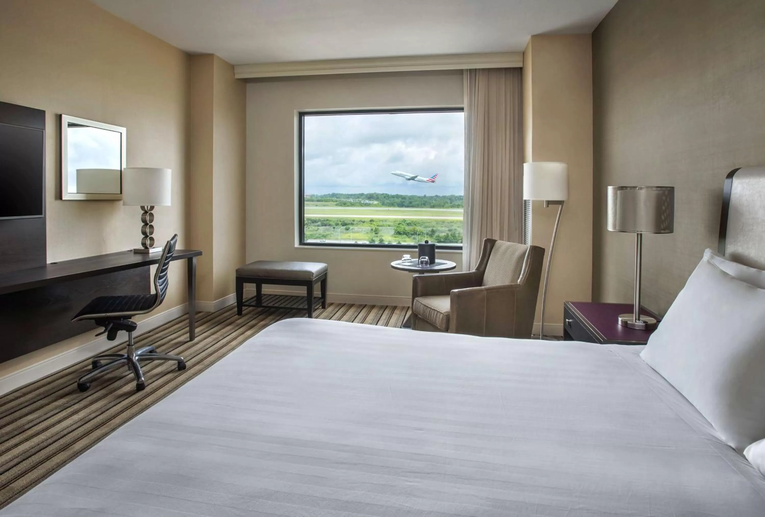 Photo of the whole room, Bed in Hyatt Regency Pittsburgh International Airport