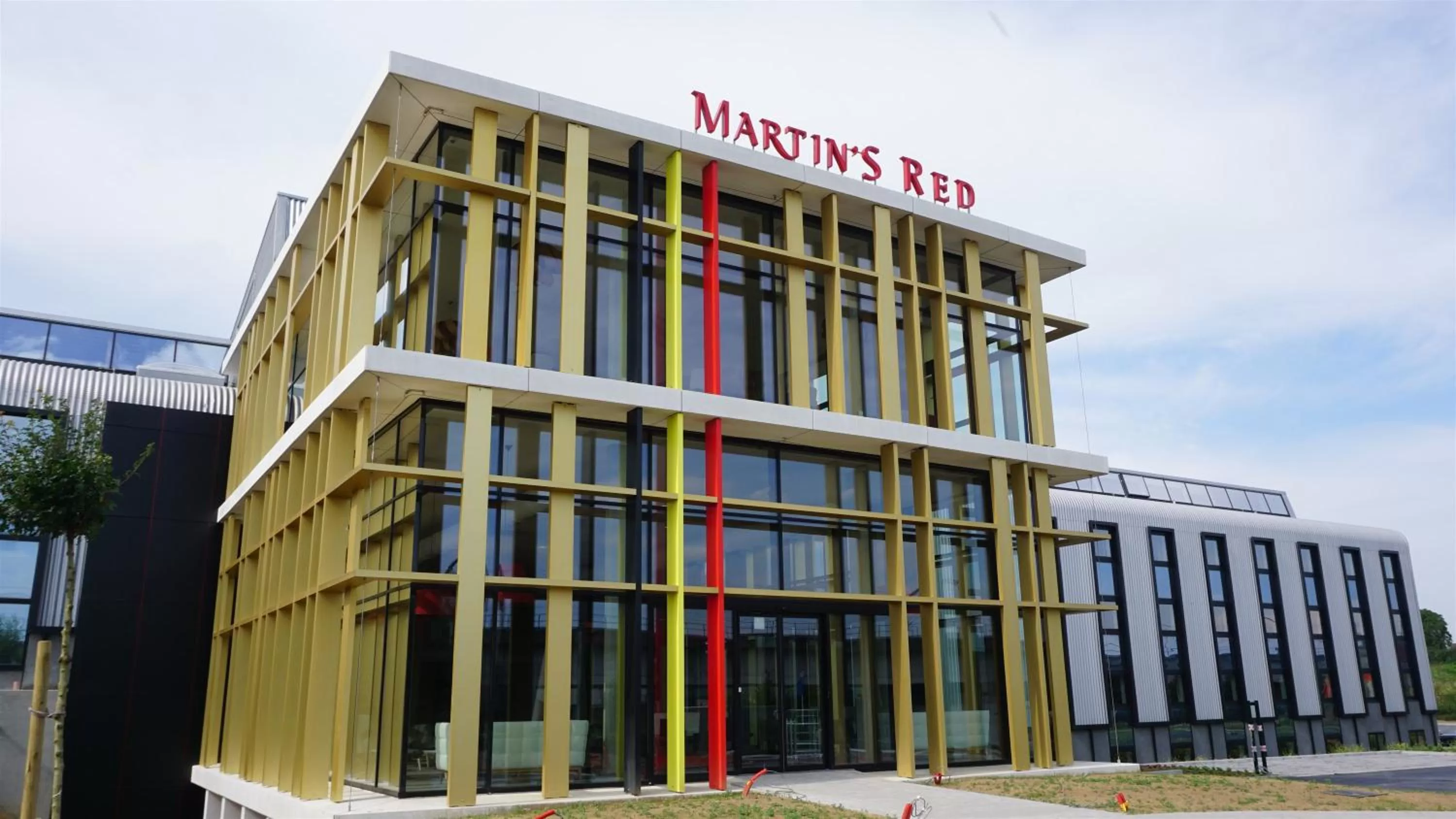 Facade/entrance in Martin's Red