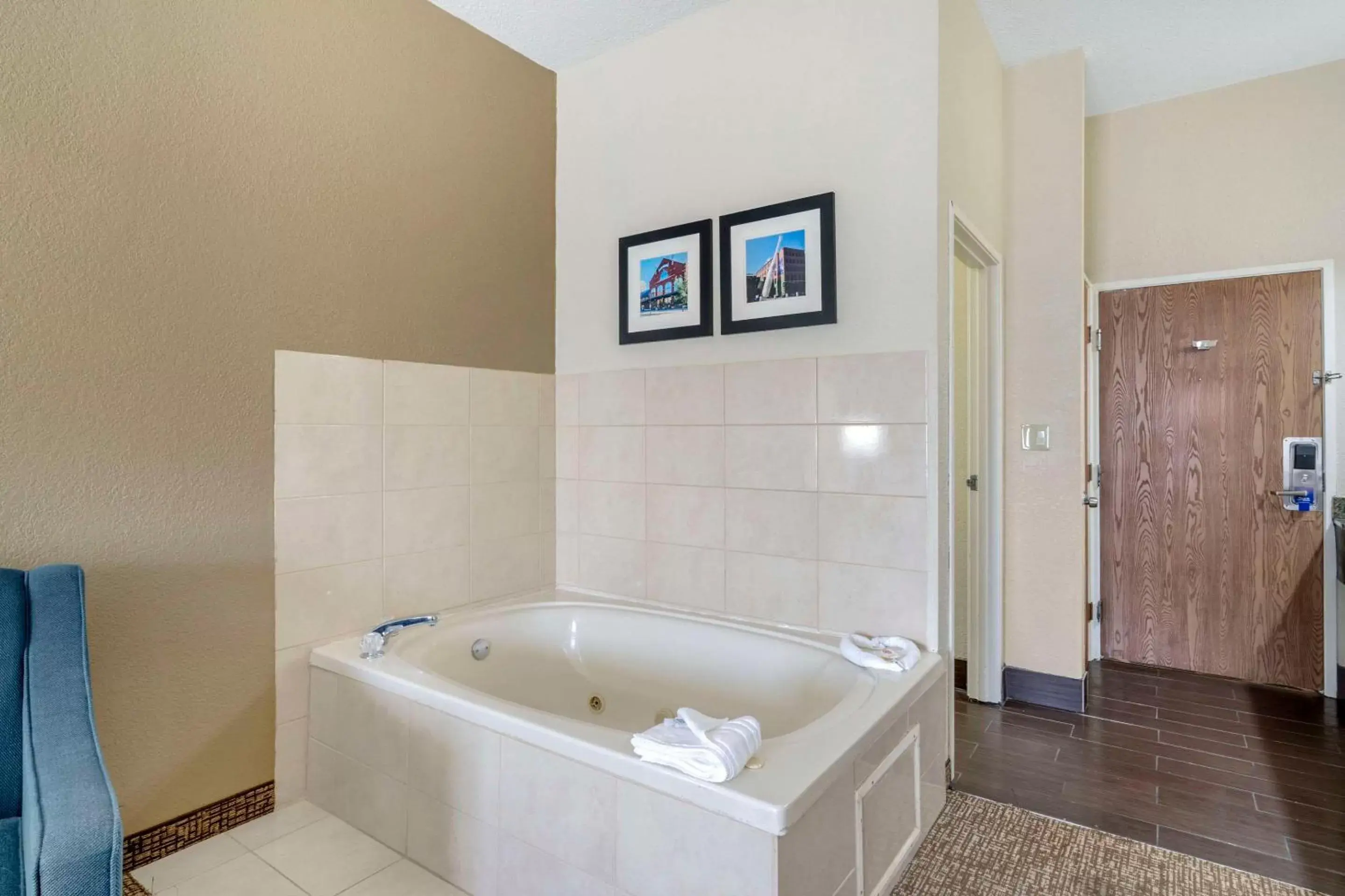Bedroom, Bathroom in Comfort Inn & Suites La Grange