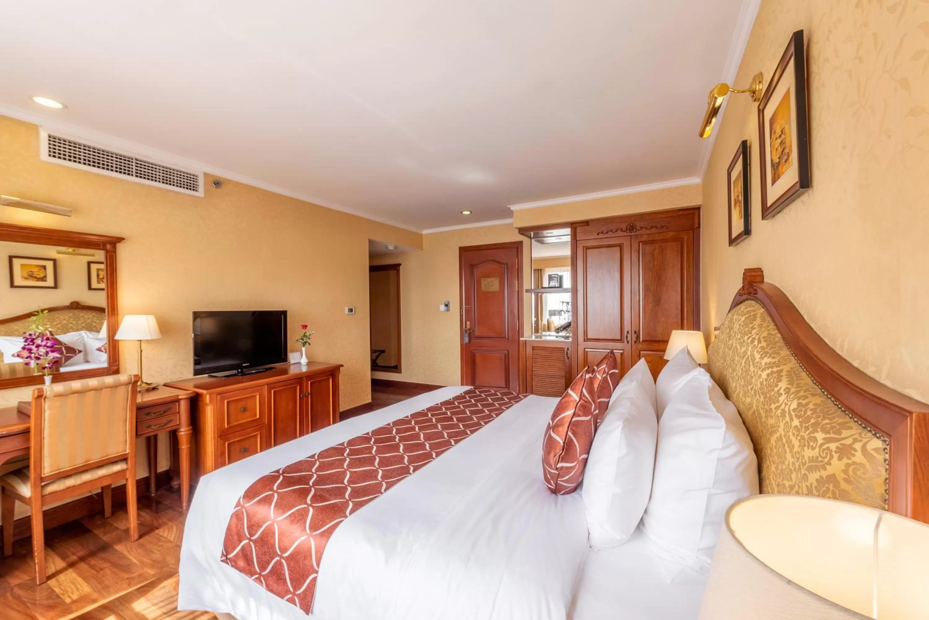 Property building, Bed in Hotel Grand Saigon