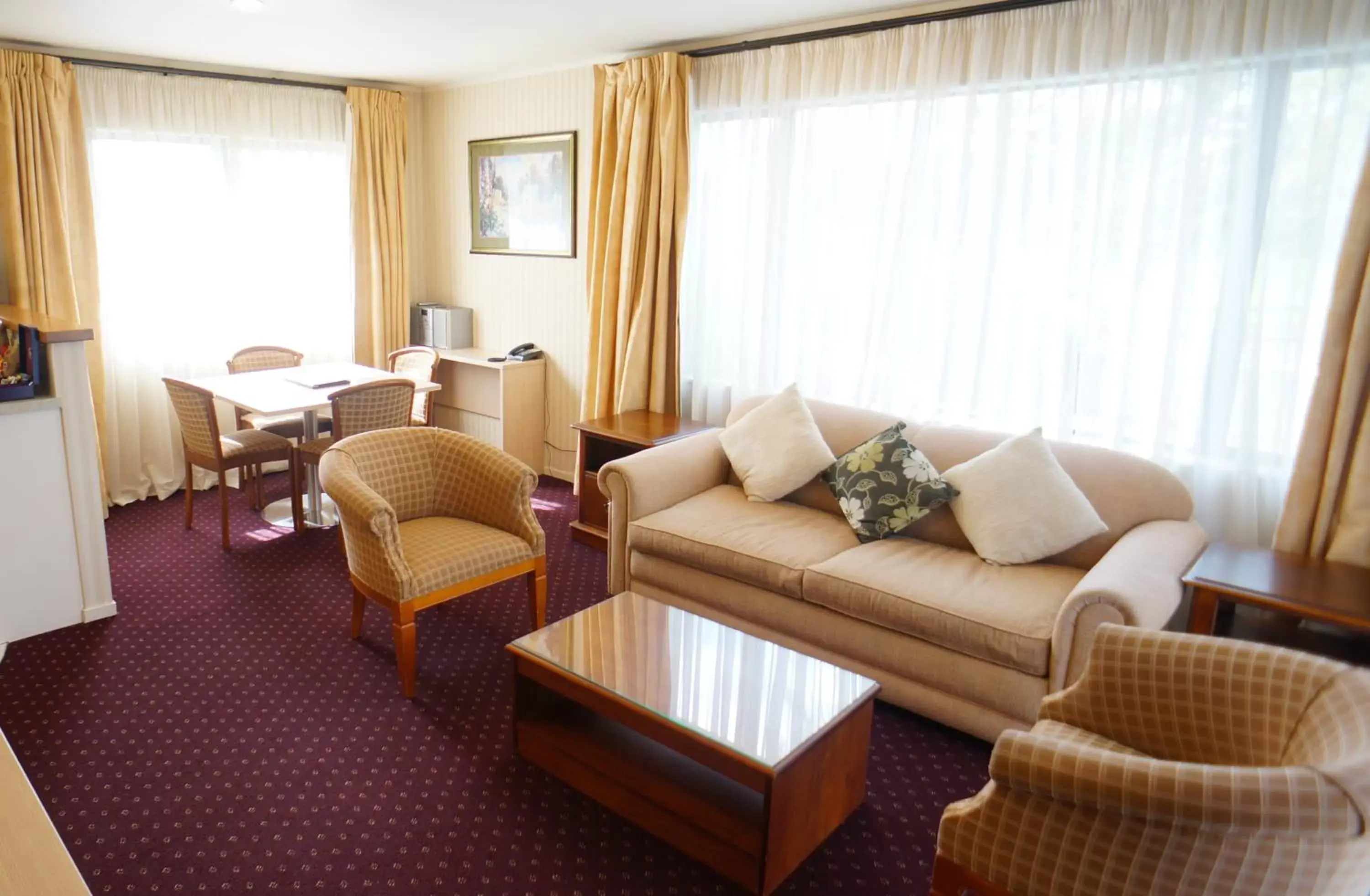 Living room, Seating Area in Cornwall Park Motor Inn