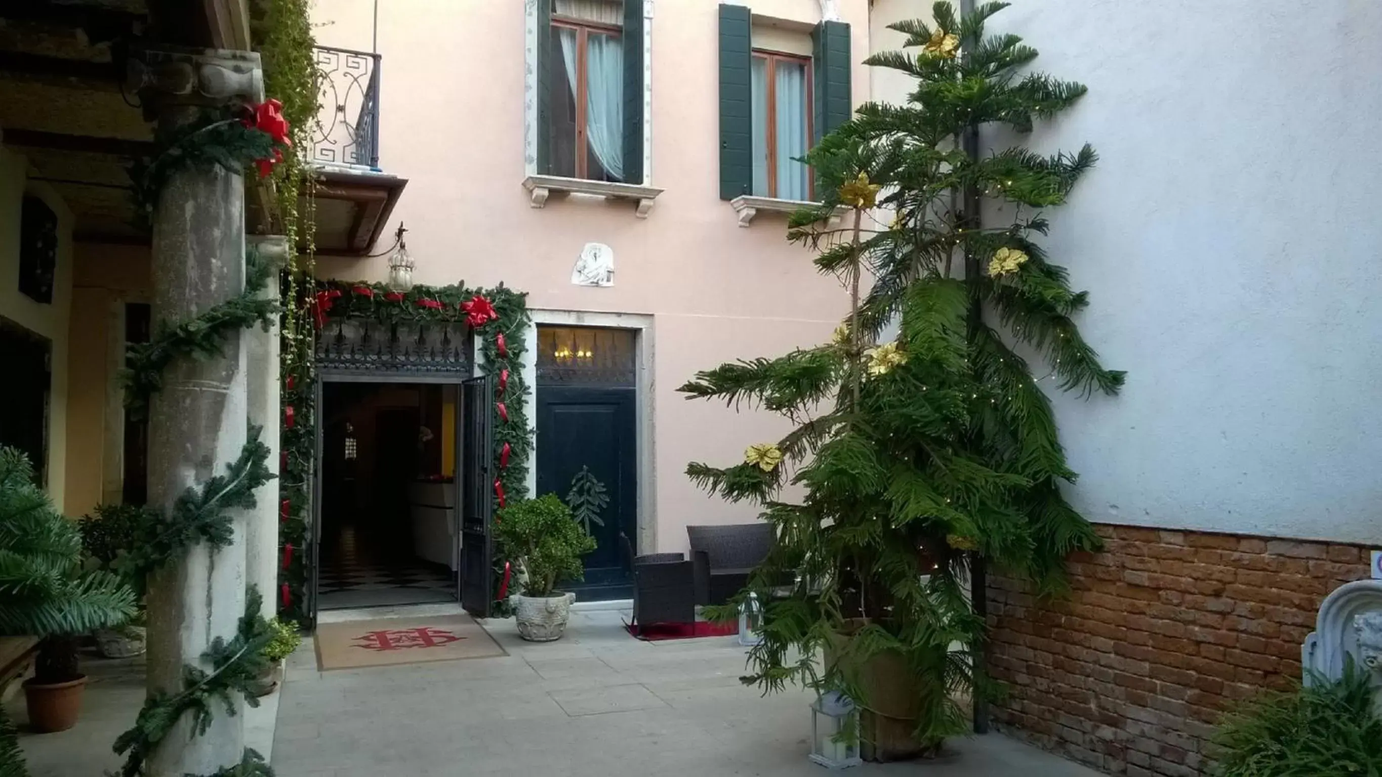 Facade/entrance, Property Building in Hotel Sant'Antonin