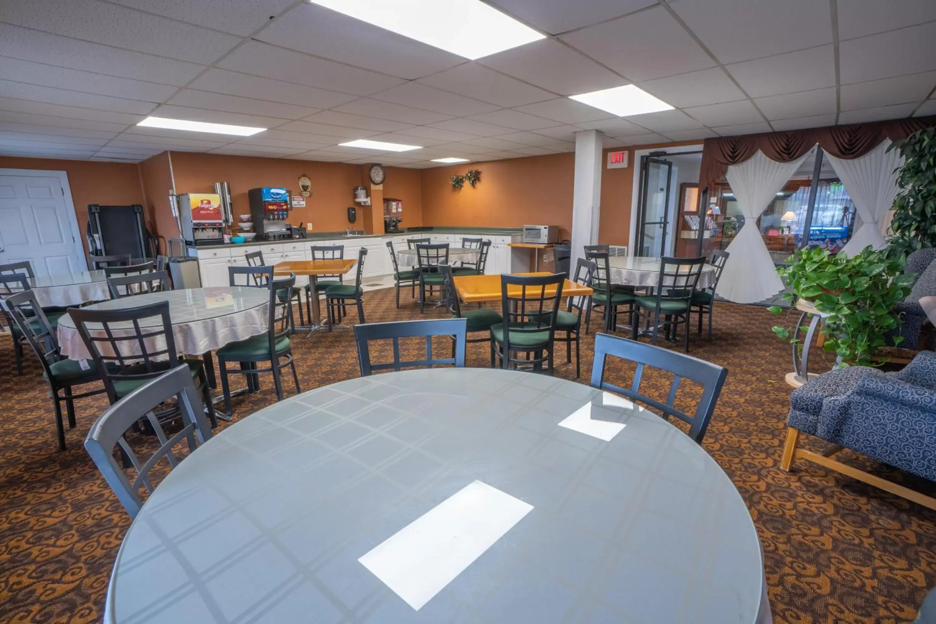 Coffee/tea facilities, Restaurant/Places to Eat in Ambassador Inn and Suites