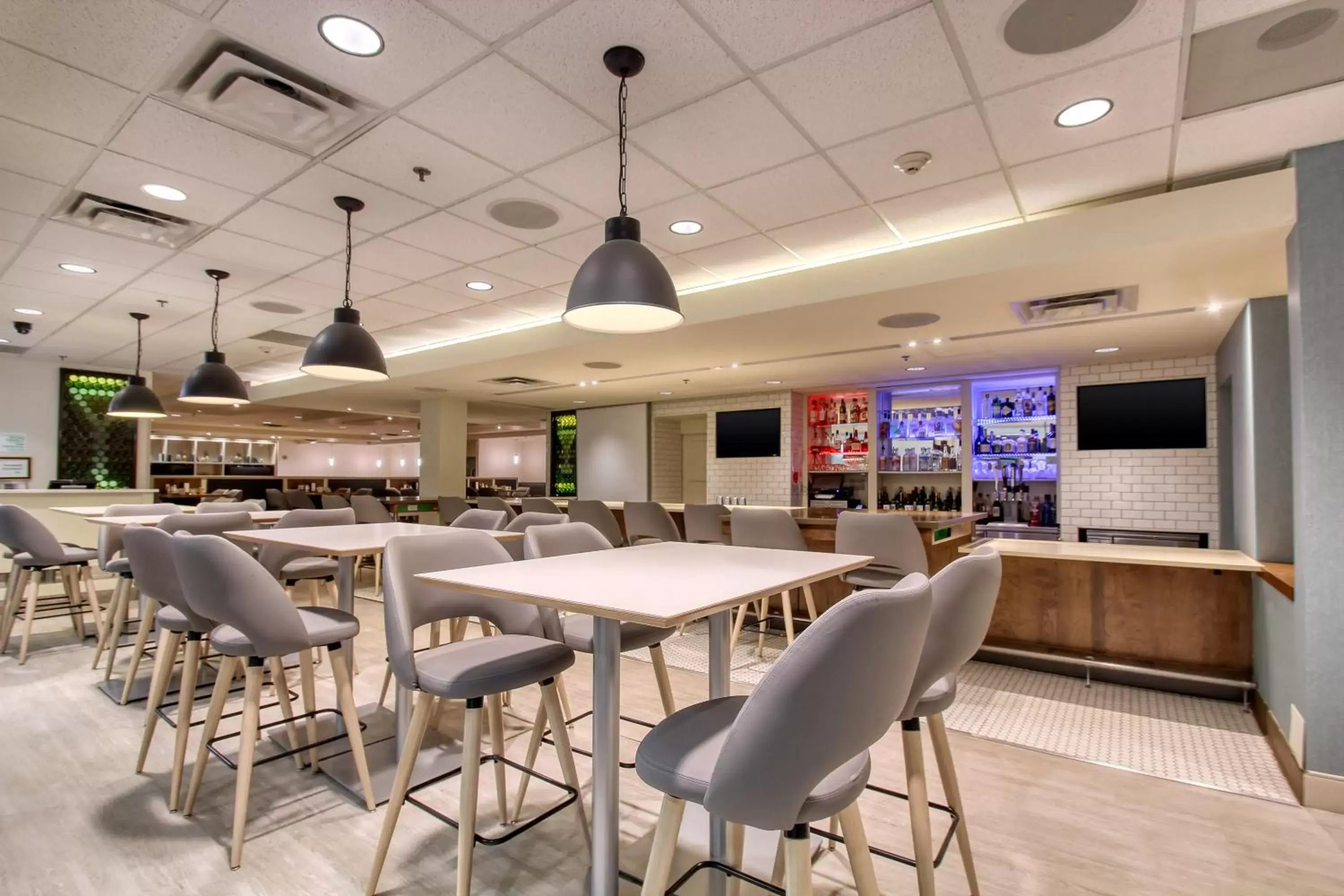 Lounge or bar, Restaurant/Places to Eat in Holiday Inn & Suites Atlanta Airport North, an IHG Hotel