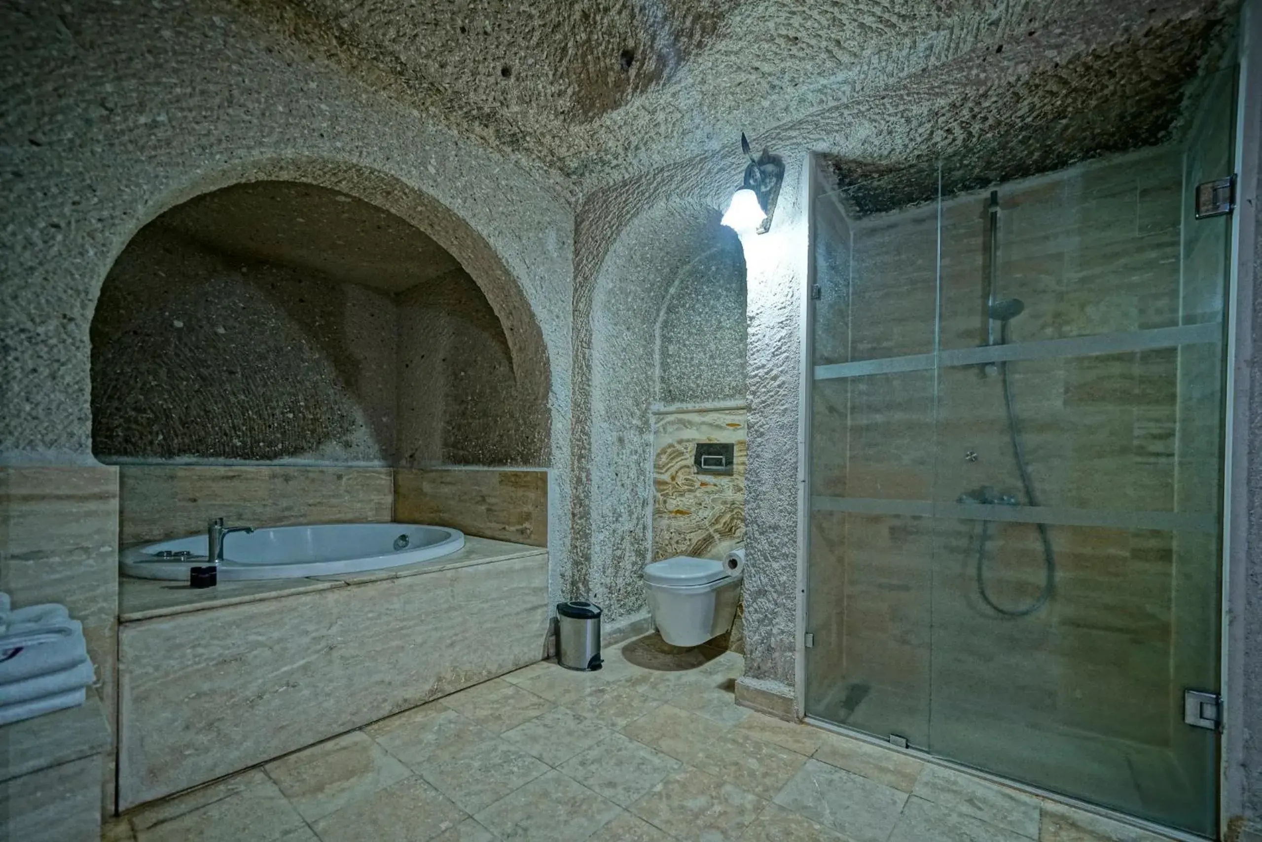 Shower, Bathroom in Holiday Cave Hotel