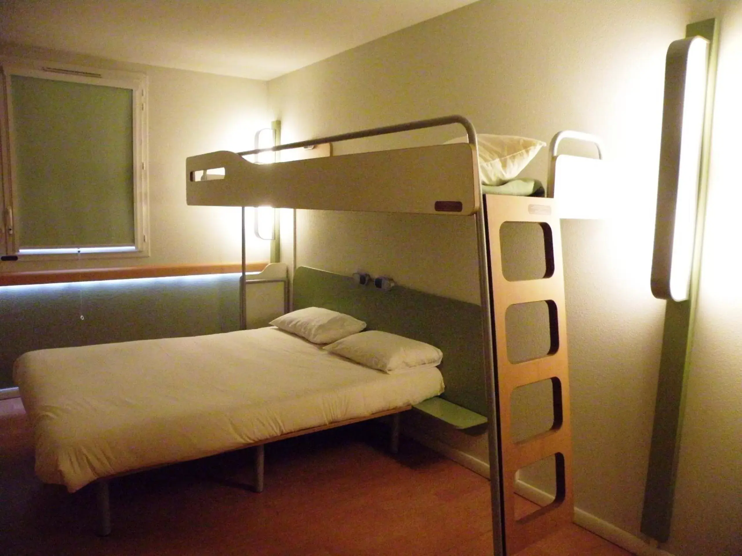 Photo of the whole room, Bunk Bed in ibis budget Montauban Les Chaumes