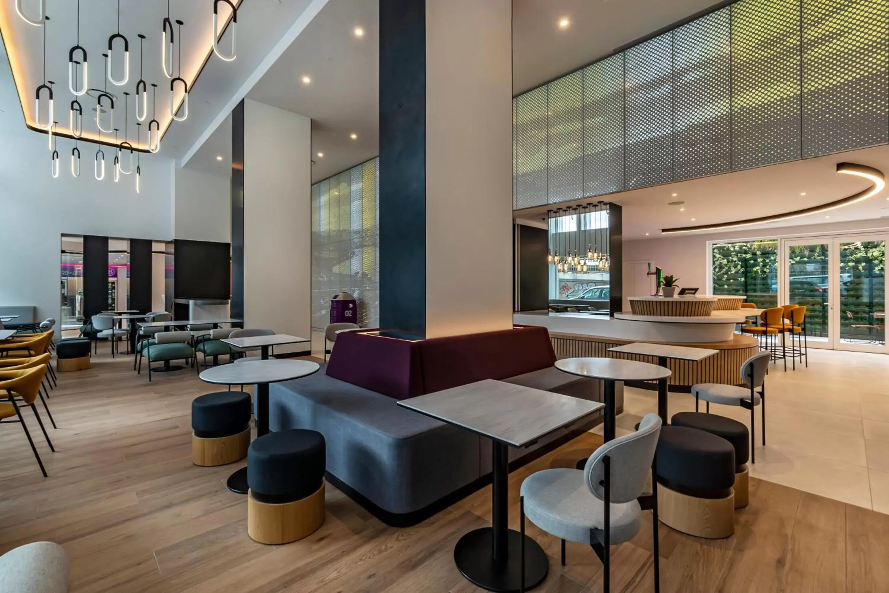 Restaurant/Places to Eat in YOTEL Porto