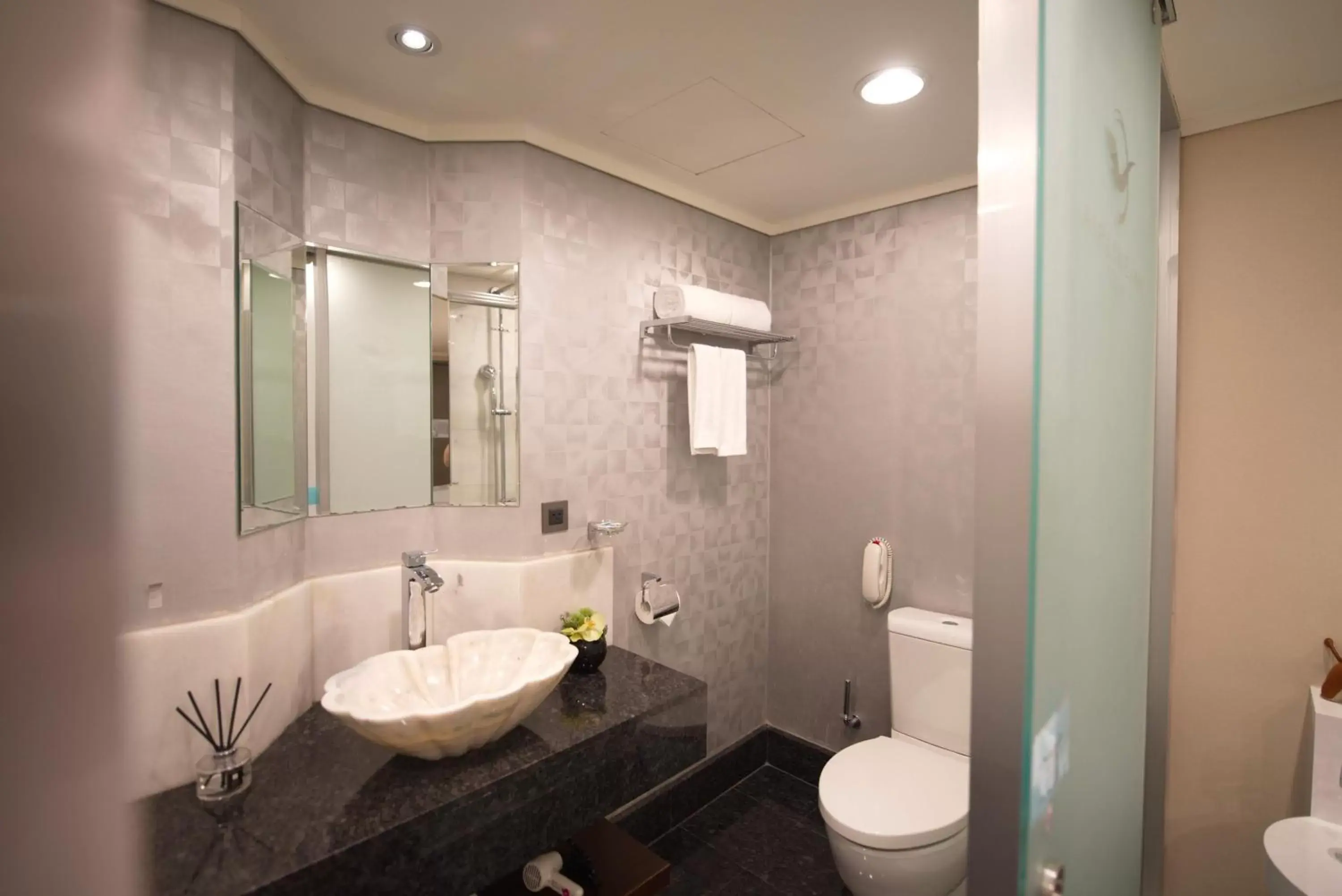 Bathroom in Ximen Airline Hotel