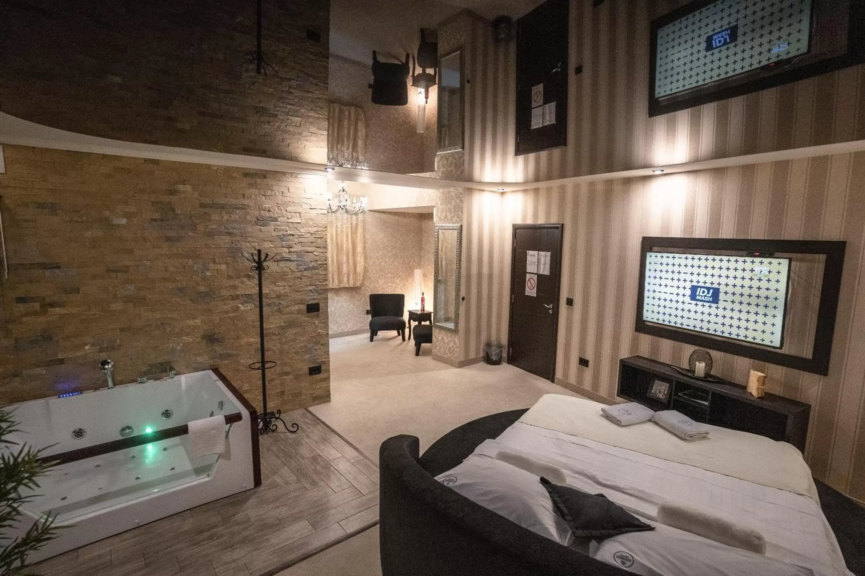 Deluxe Double Room with Spa Bath and Sauna in Madison - Square Sava Deluxe Double Room with Spa Bath and Sauna in Madison - Square Sava