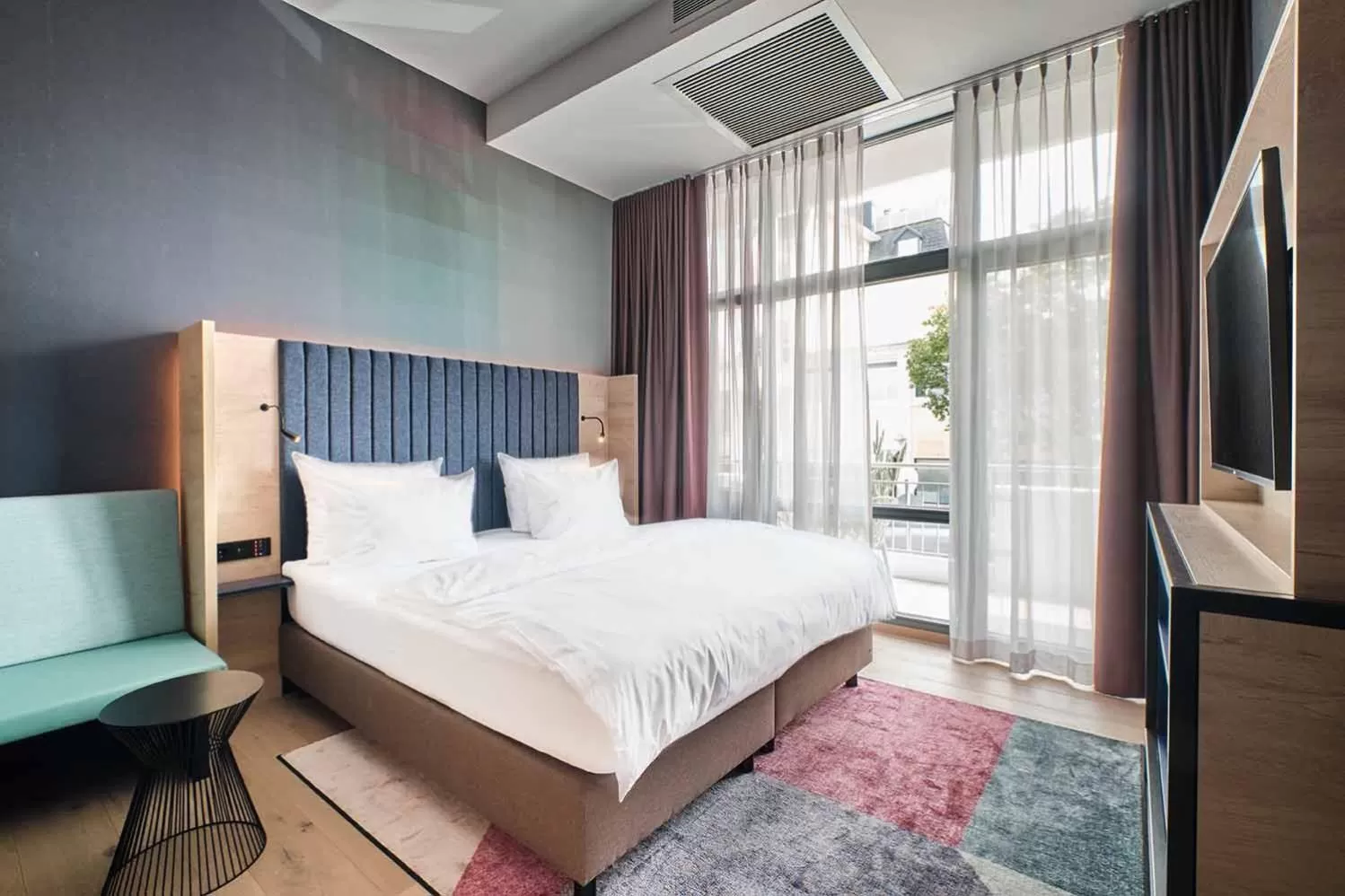 Photo of the whole room, Bed in The Flamingo