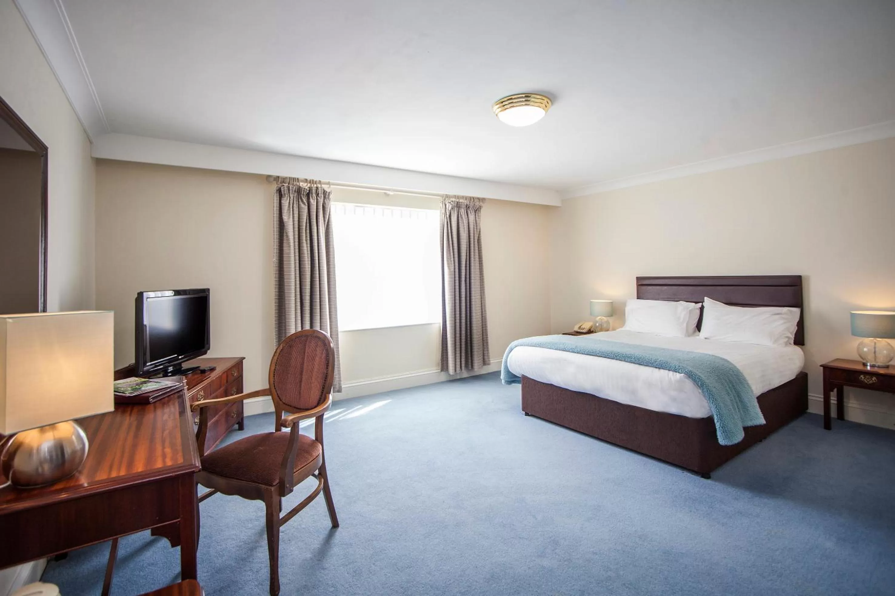 Photo of the whole room, Bed in The Walnut Tree Hotel