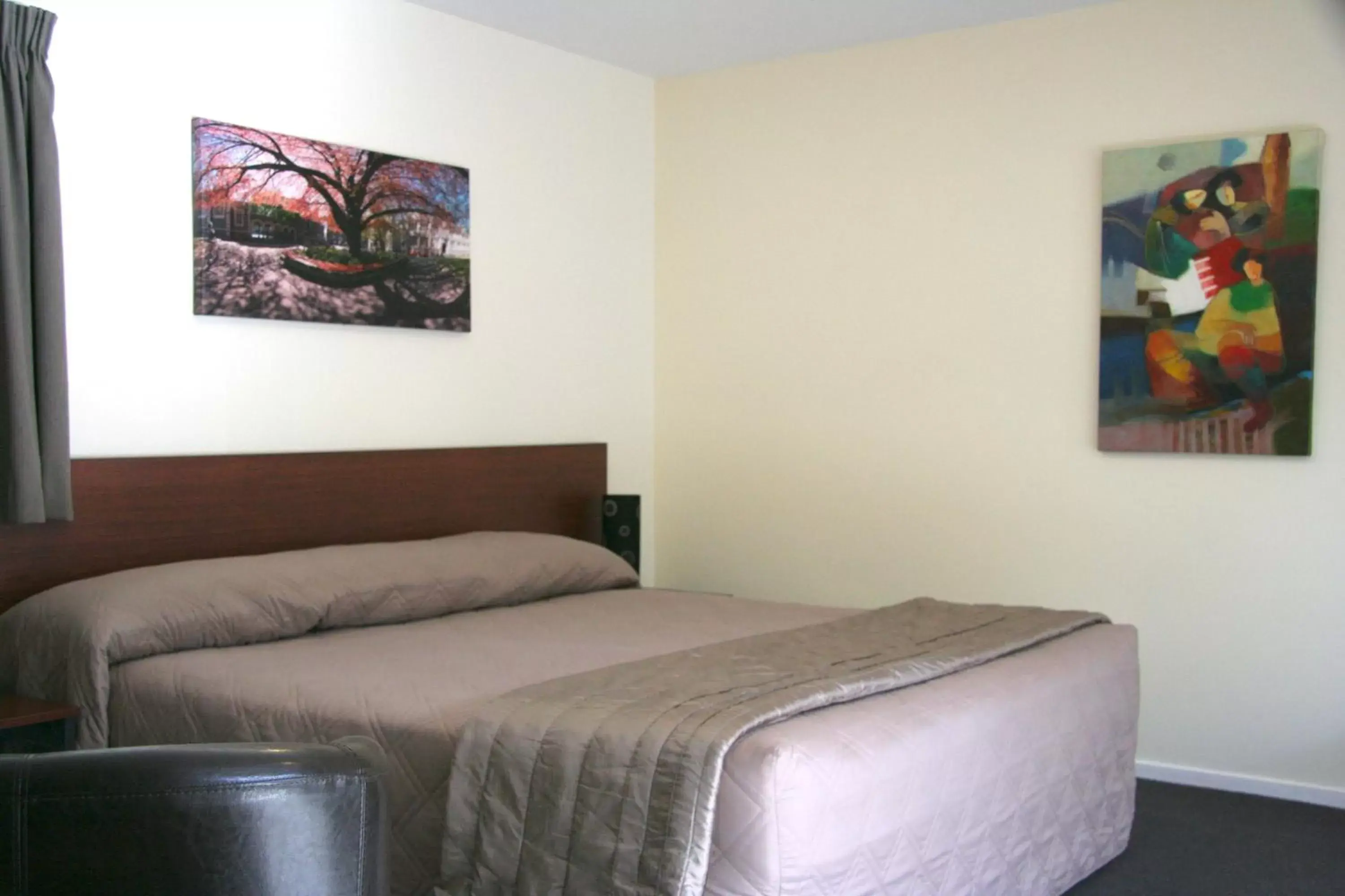 Photo of the whole room, Bed in Sherborne Motor Lodge Photo of the whole room, Bed in Sherborne Motor Lodge