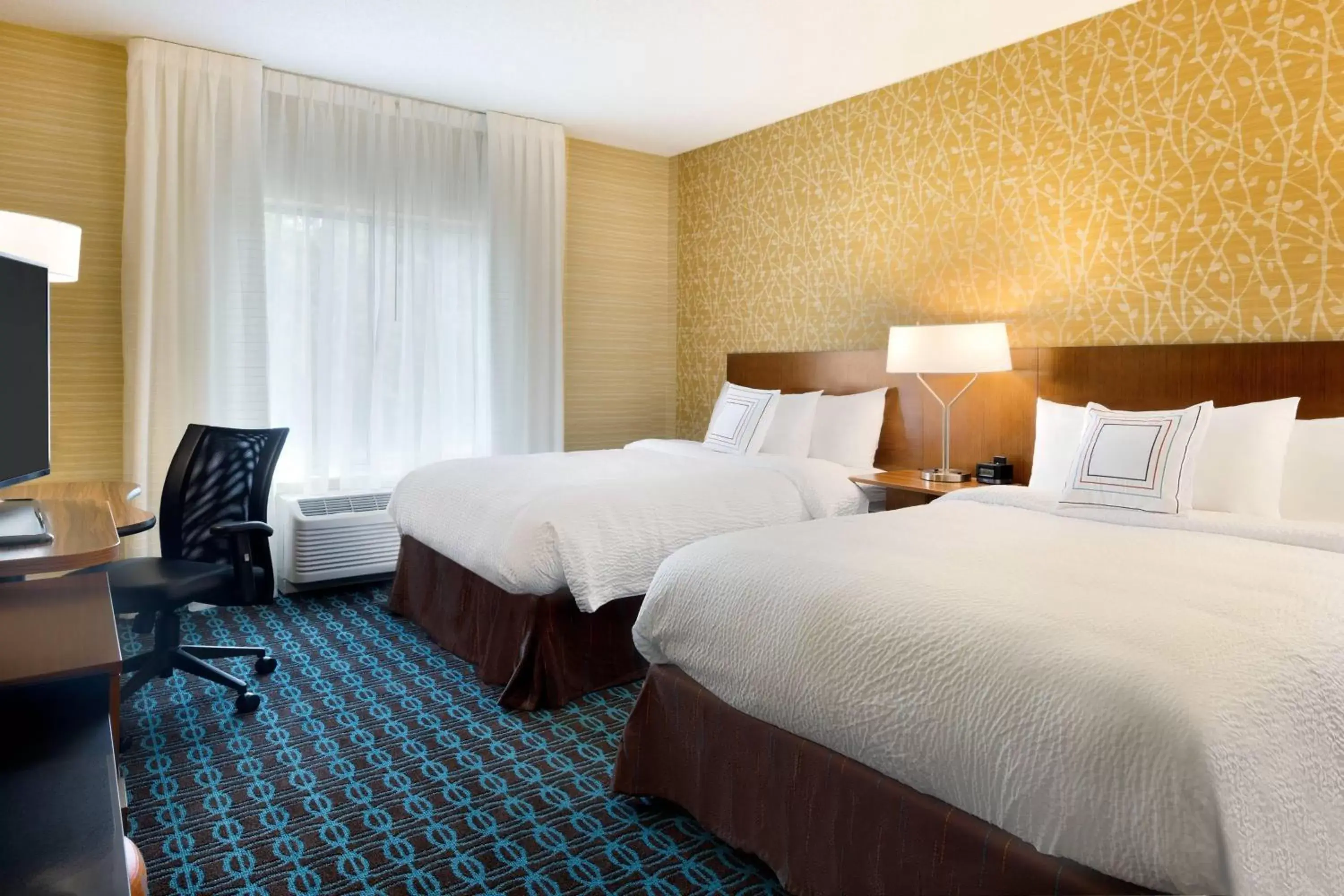 Photo of the whole room, Bed in Fairfield Inn & Suites by Marriott Lancaster East at The Outlets