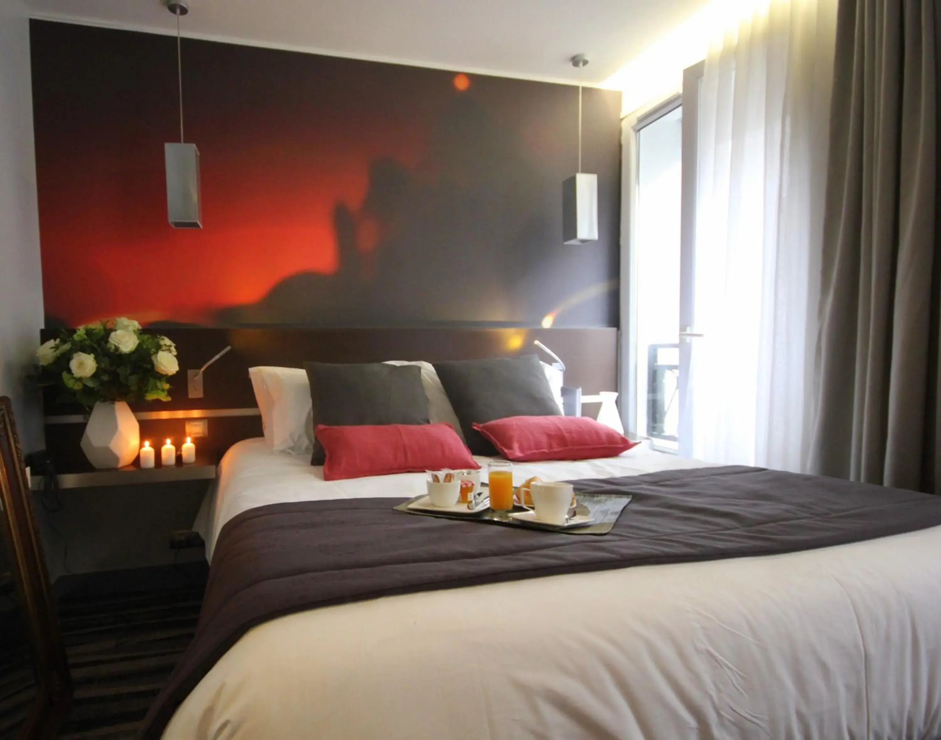 Bedroom, Bed in Hôtel Lumières Montmartre Paris