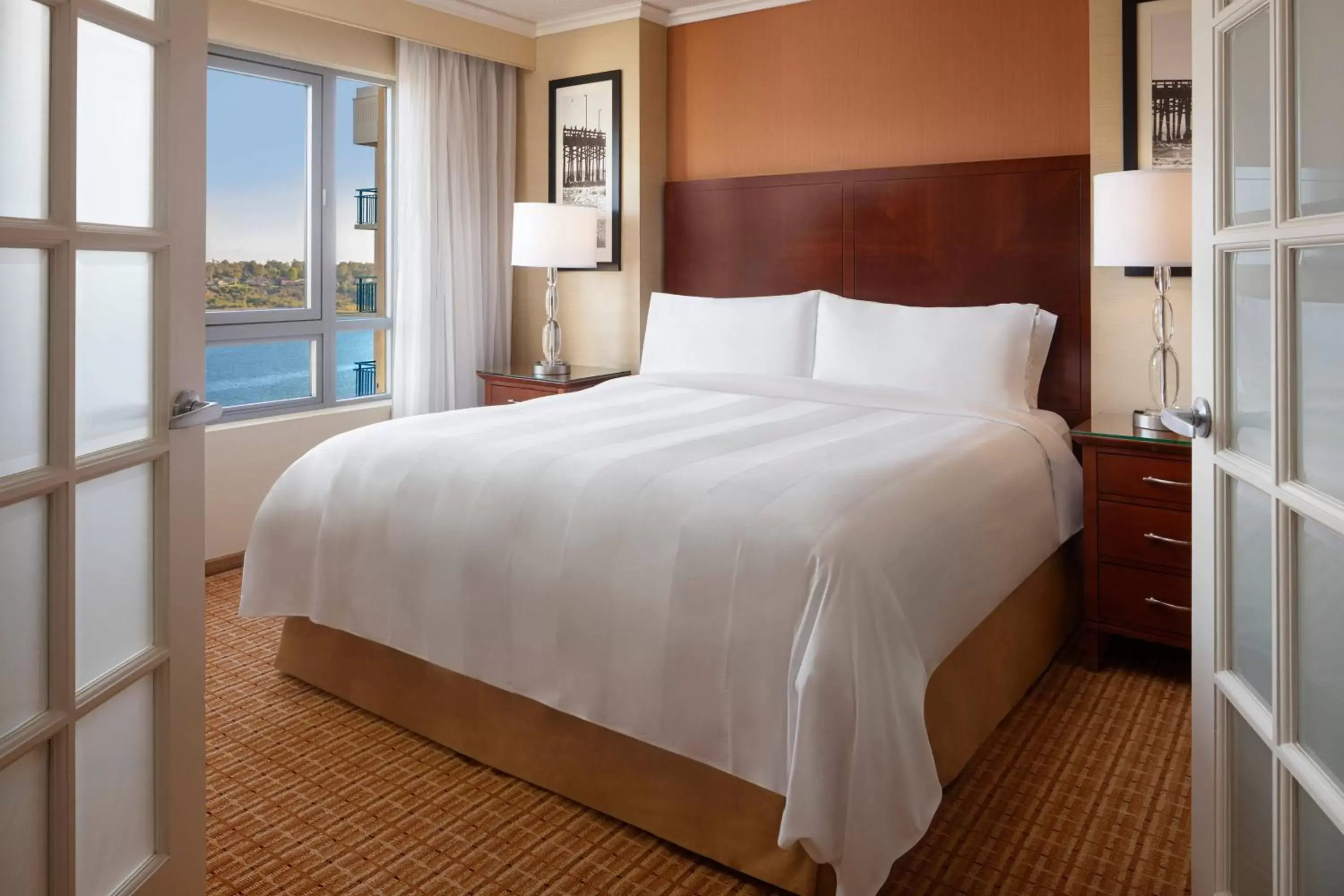 Bedroom, Bed in Newport Beach Marriott Bayview