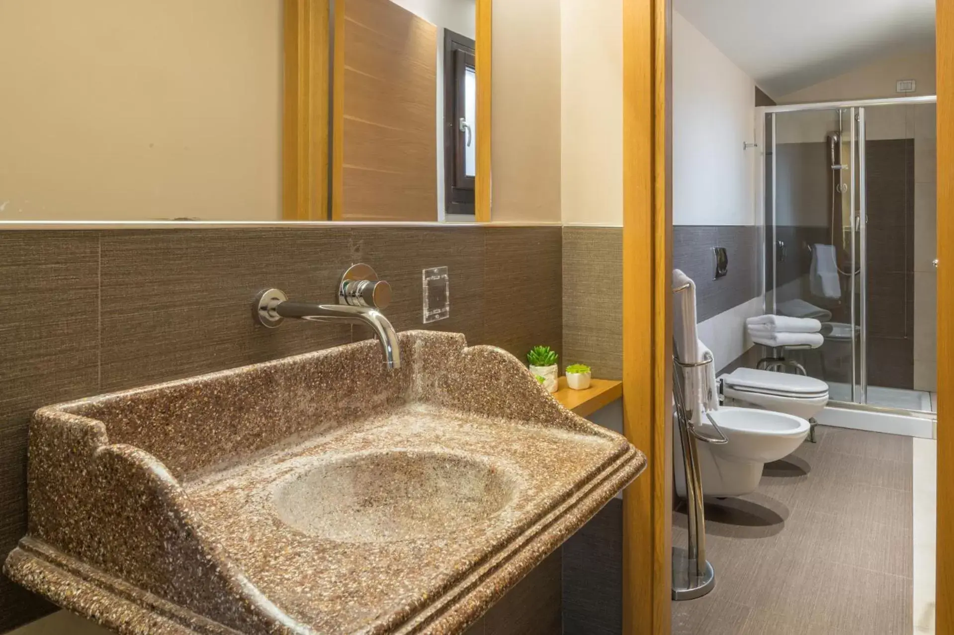 Shower, Bathroom in Hotel Vittorio Veneto