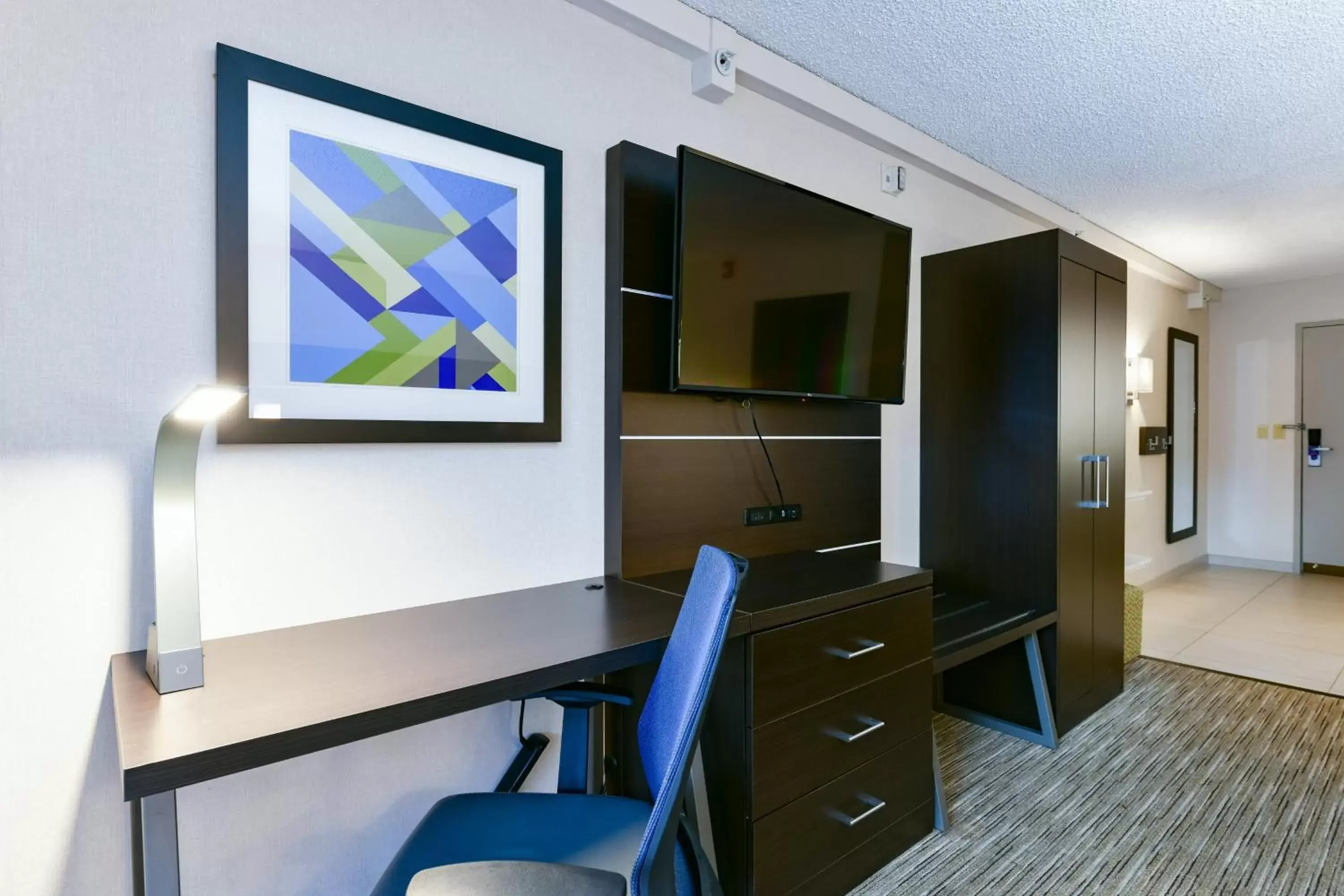 Photo of the whole room, TV/Entertainment Center in Holiday Inn Express Mill Valley - Sausalito Area, an IHG Hotel