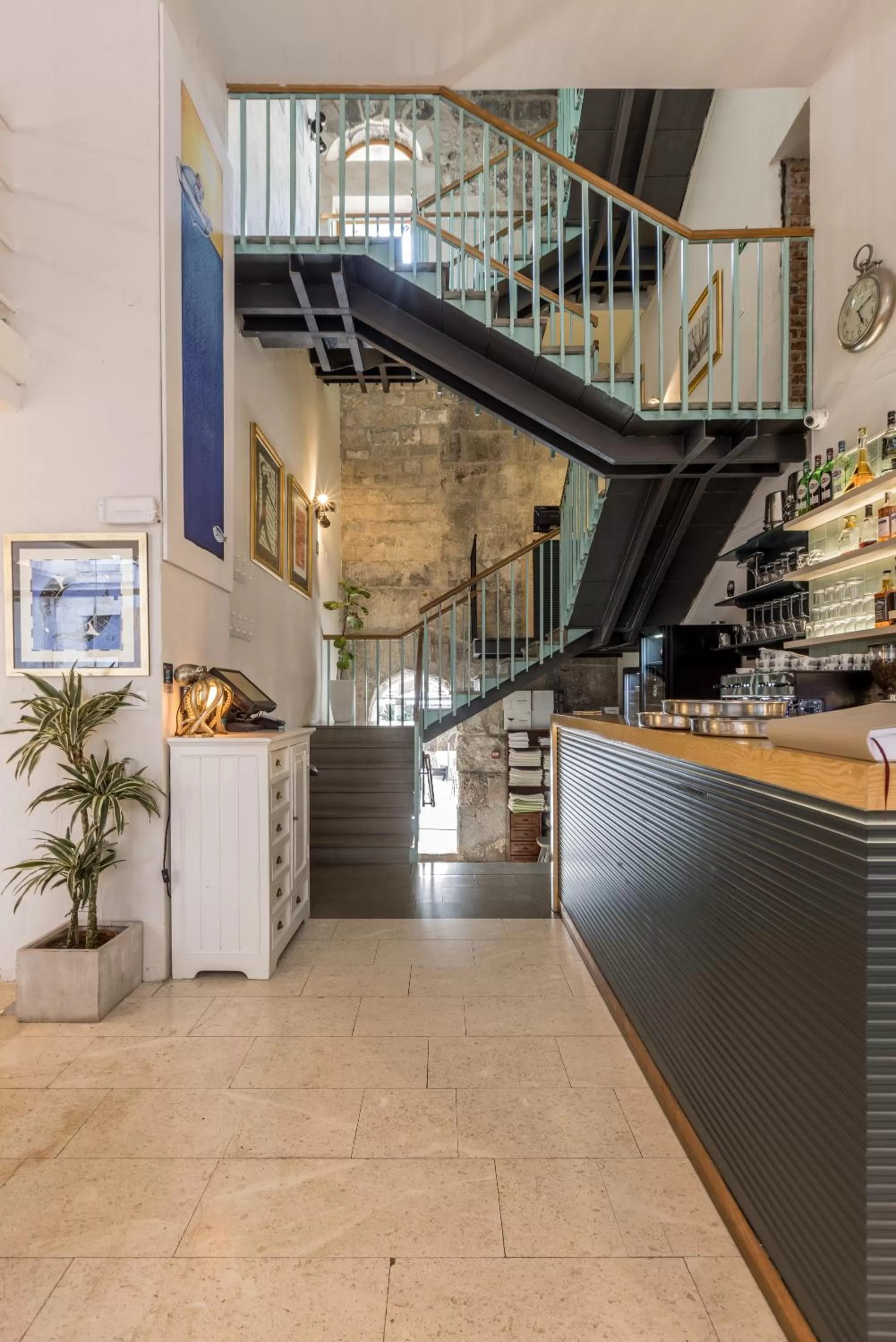 Facade/entrance in Leonis Restaurant & Rooms