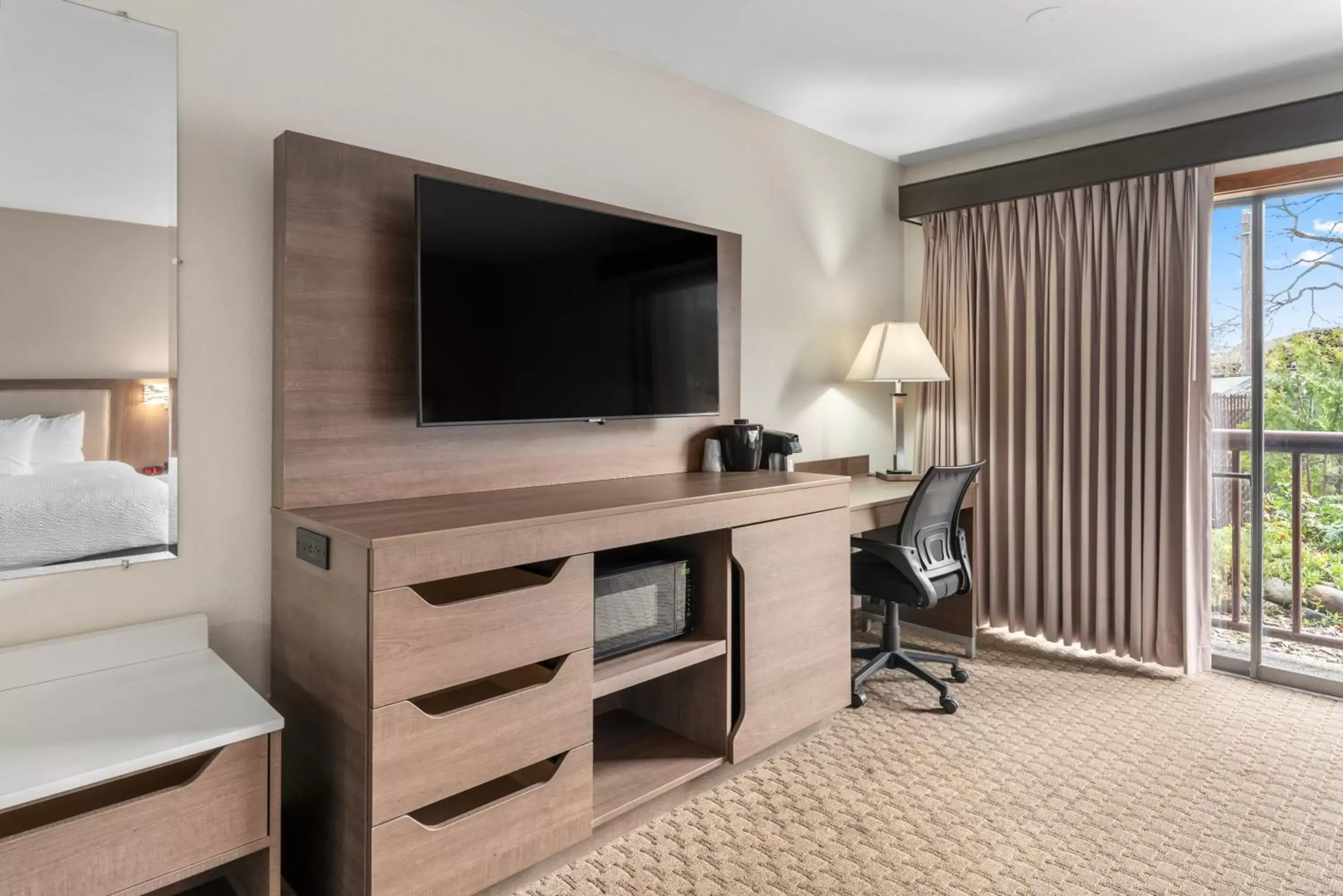 TV/Entertainment Center in Cedar Street Hotel & Suites