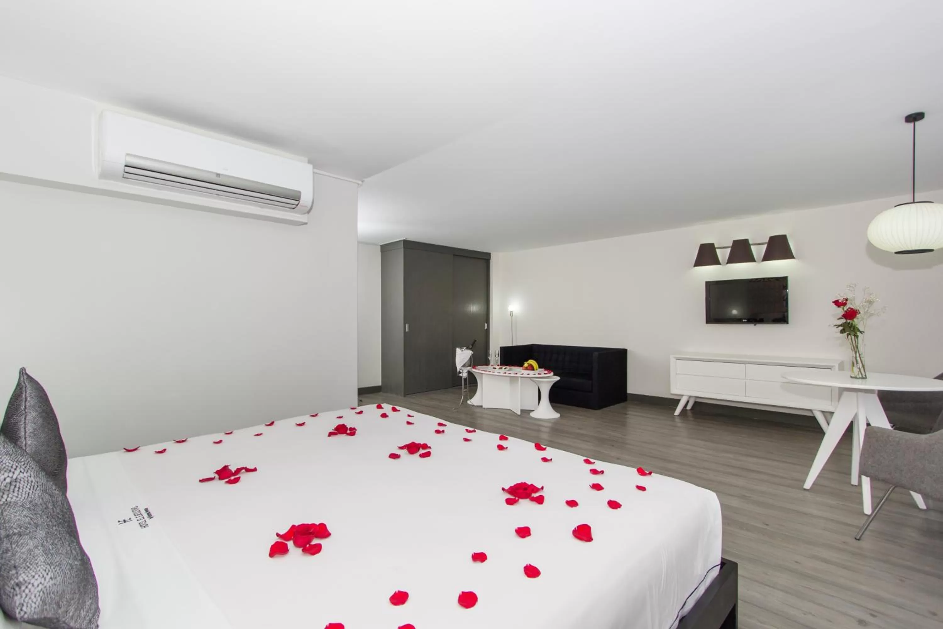 Photo of the whole room, Bed in Hotel El Ejecutivo by Reforma Avenue