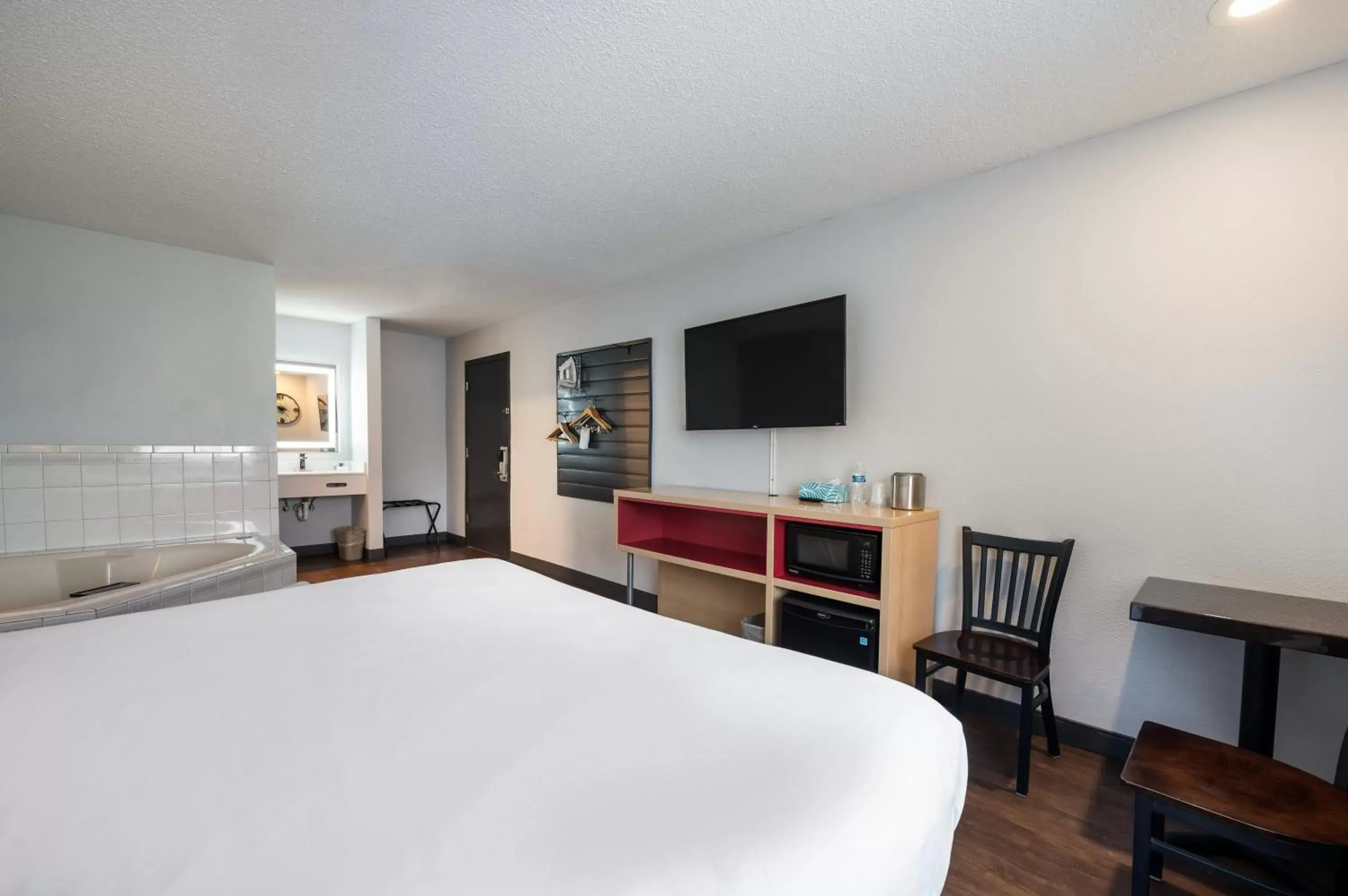 TV and multimedia in Red Lion Inn & Suites Ontario