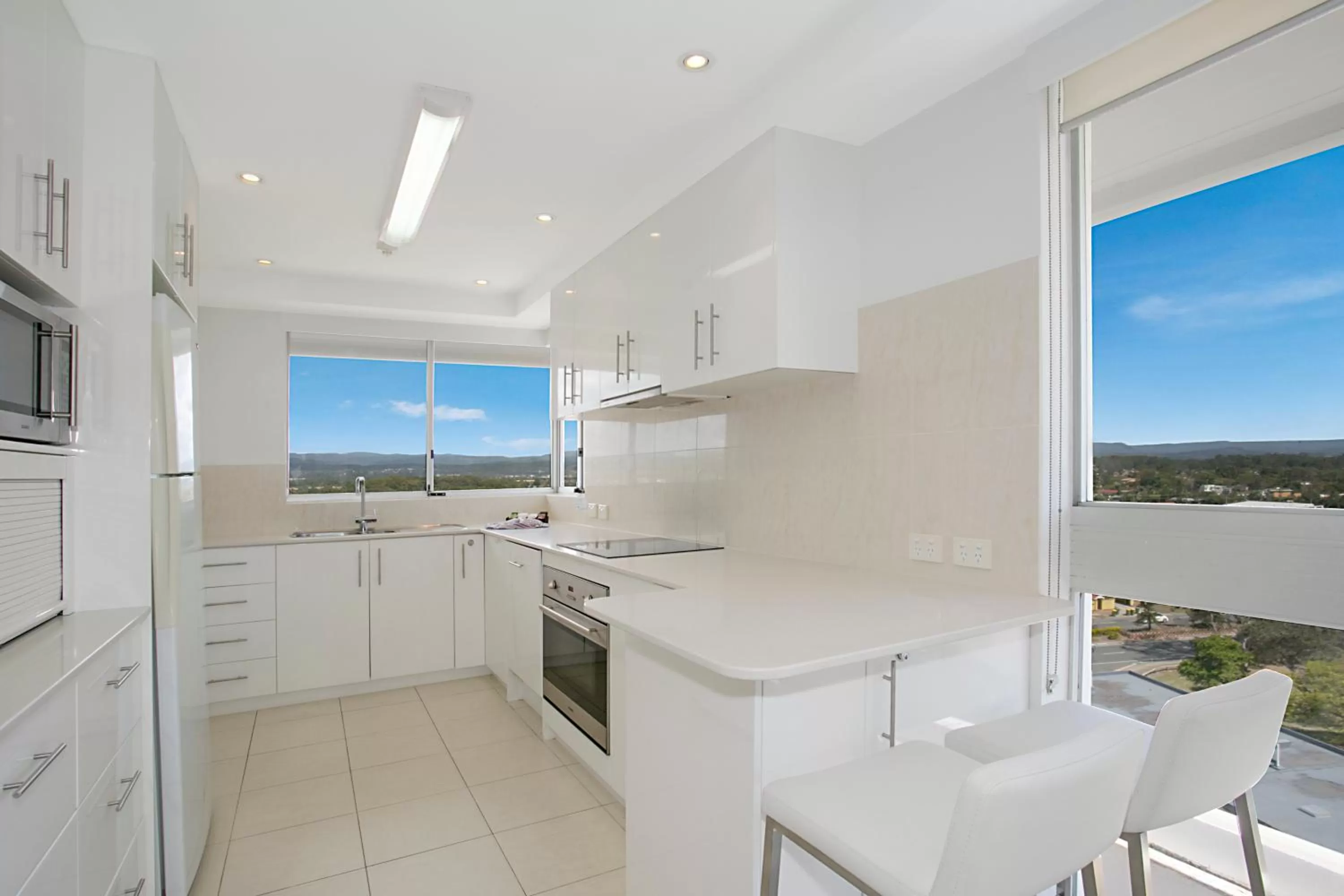 Kitchen or kitchenette in Solnamara Beachfront Apartments
