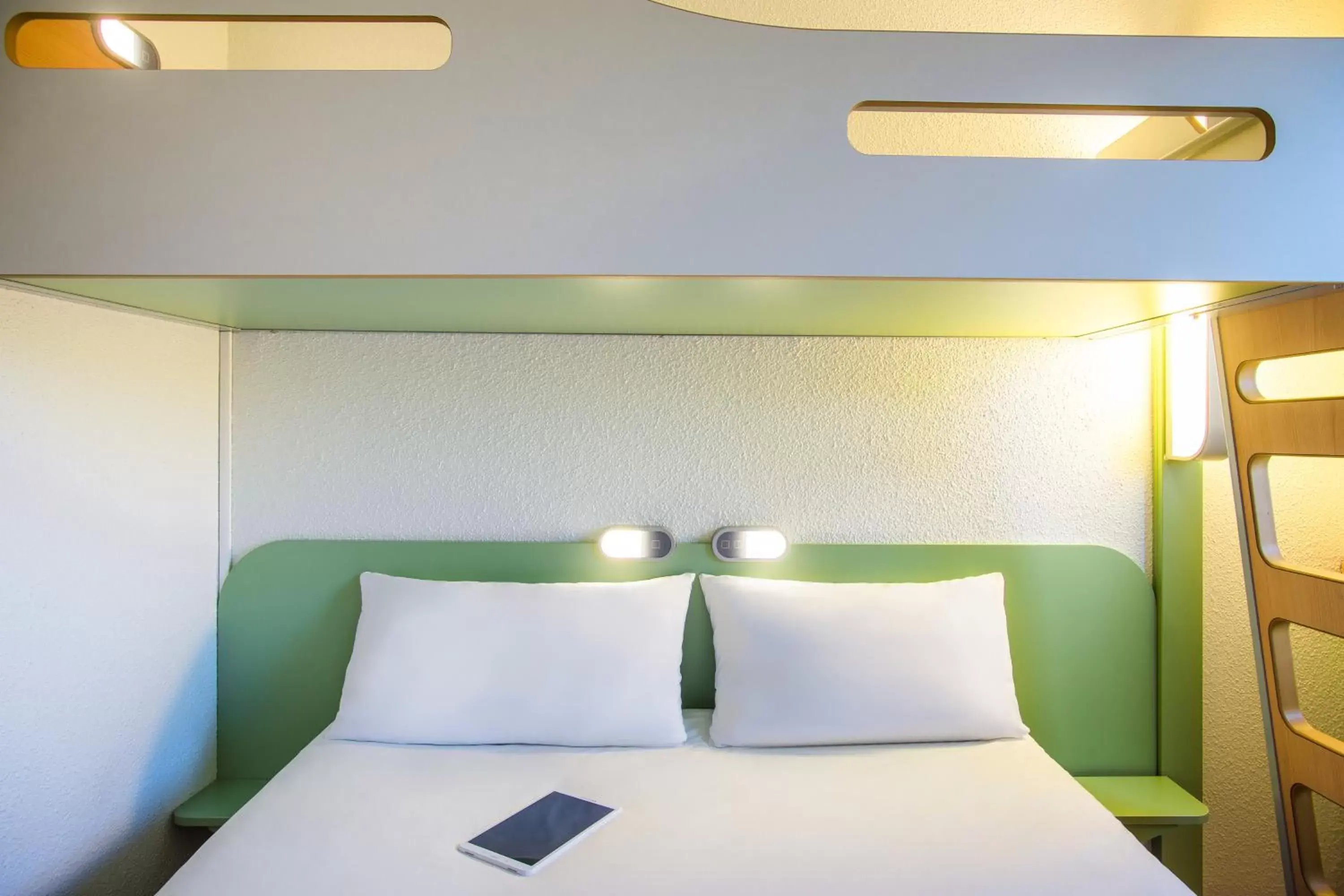 Bedroom, Bed in ibis budget Caen Porte de Bretagne