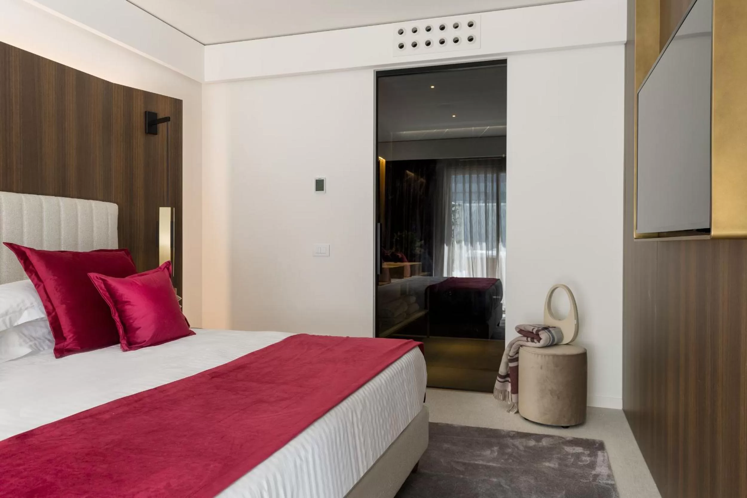 Hot Tub, Bed in We Me Suite Hotel