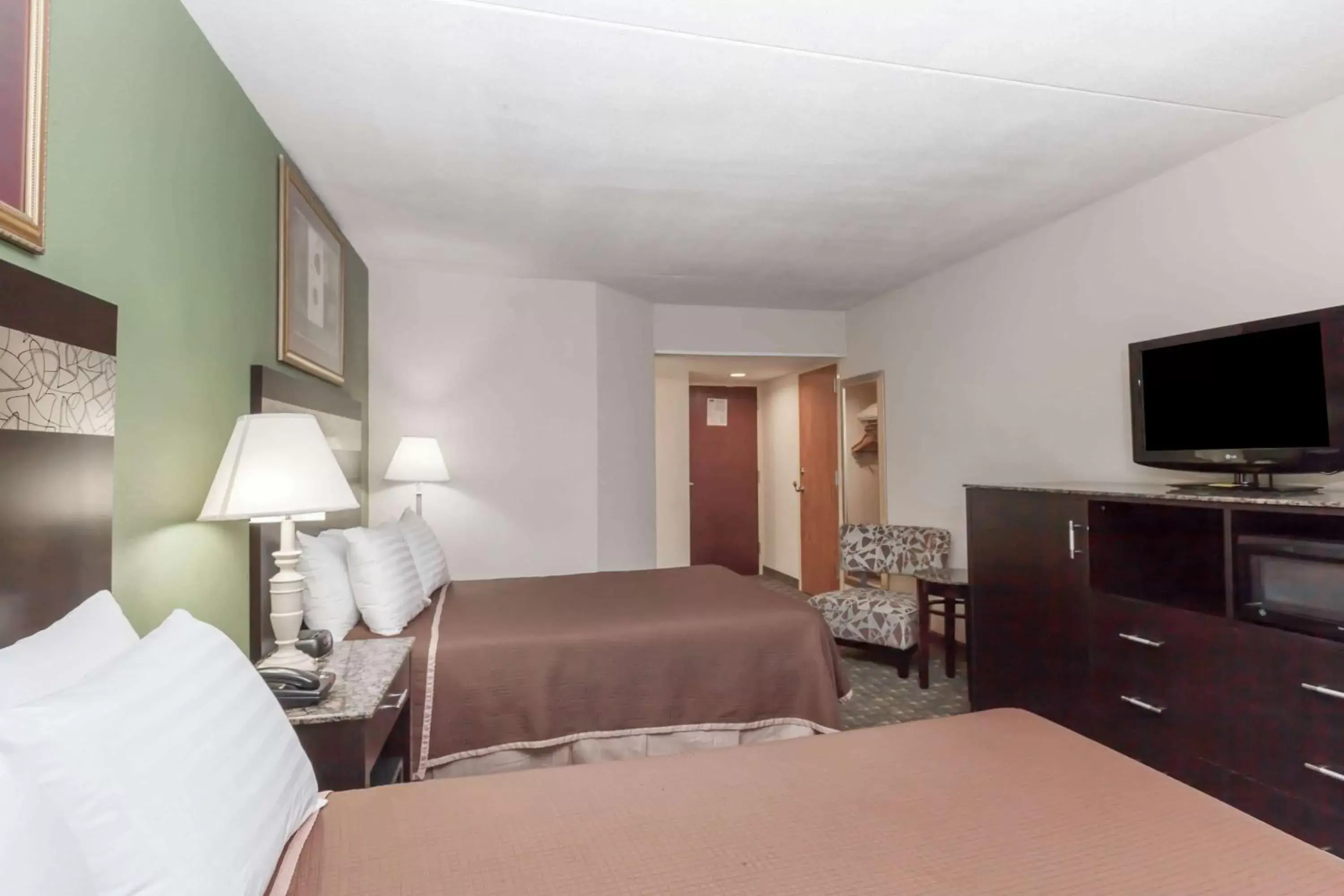 Photo of the whole room, Bed in Howard Johnson by Wyndham Newark Airport