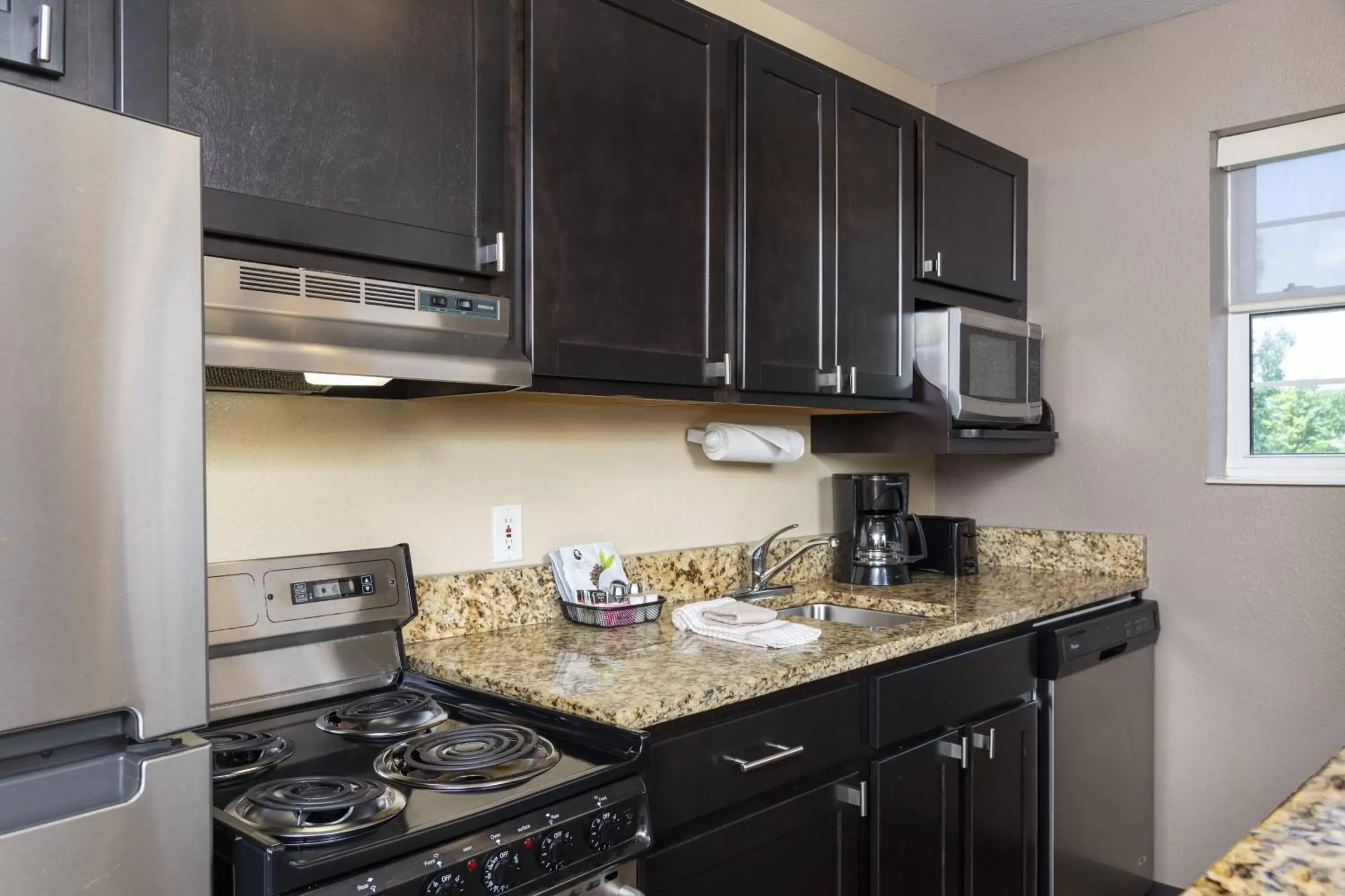 Bedroom, Kitchen/Kitchenette in TownePlace Suites by Marriott East Lansing