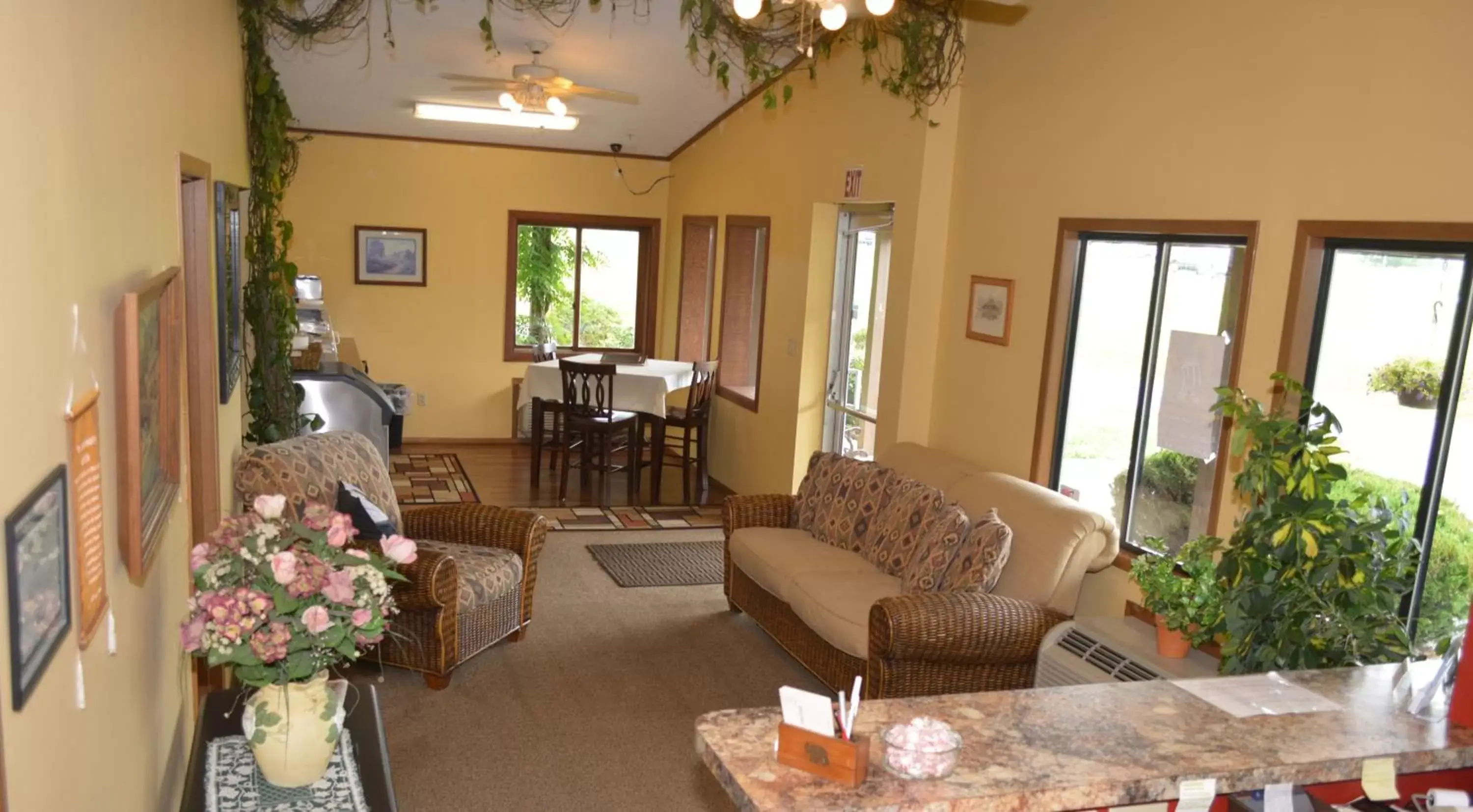 Lobby or reception, Seating Area in Arbor Inn of Historic Marshall