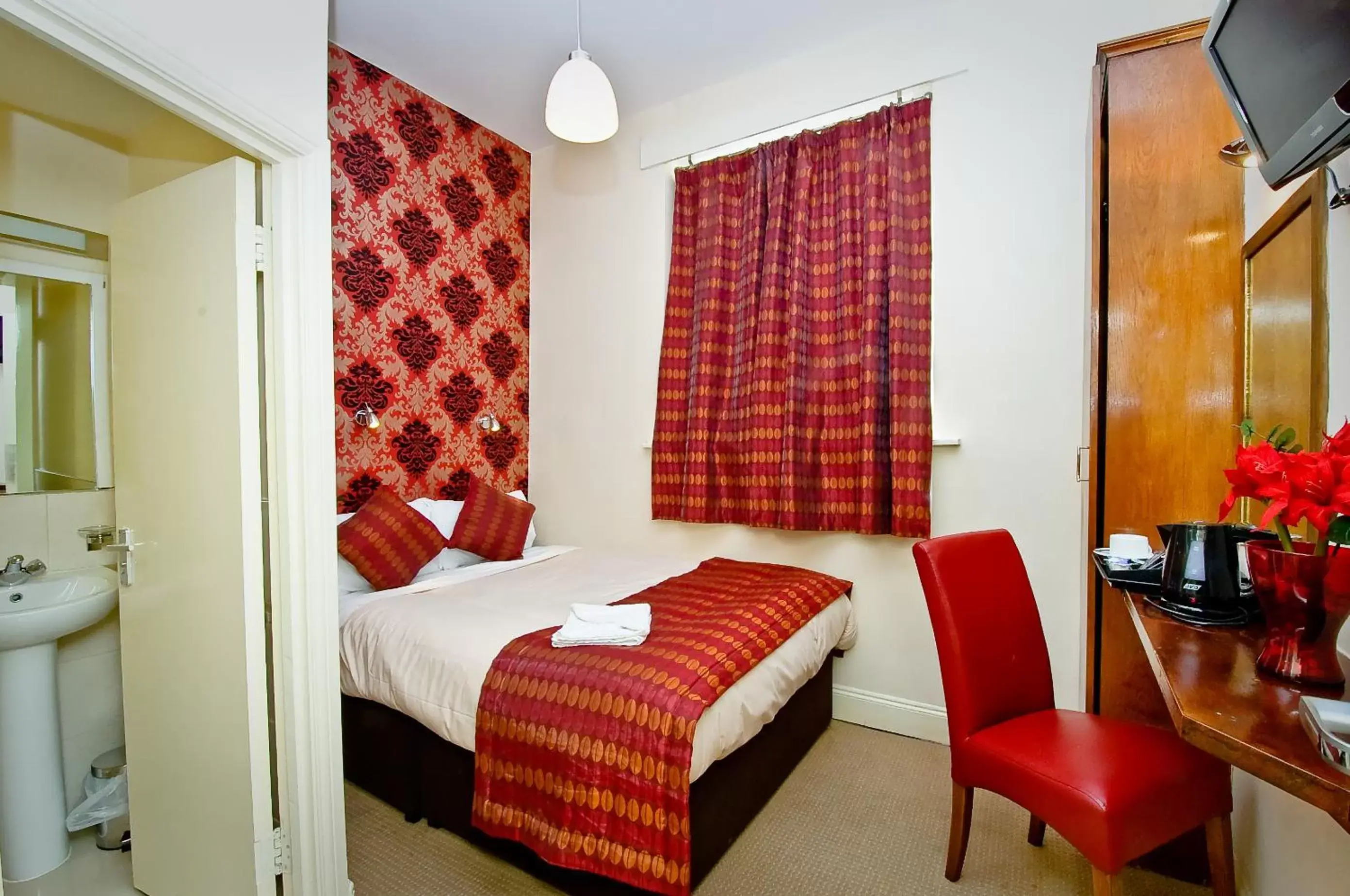 Bedroom, Bed in Leigh House Hotel