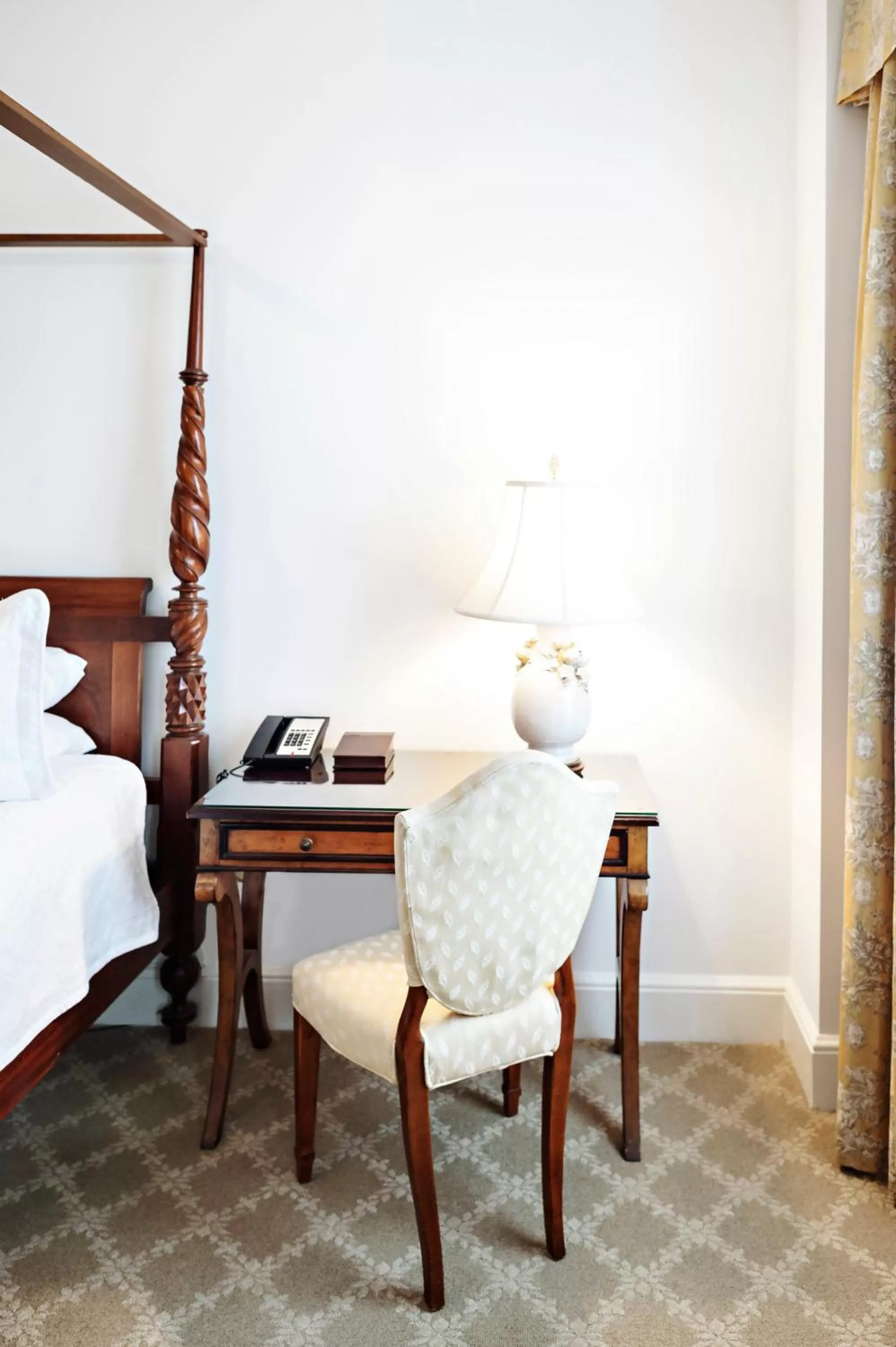 Seating area, Bed in Planters Inn - Charleston