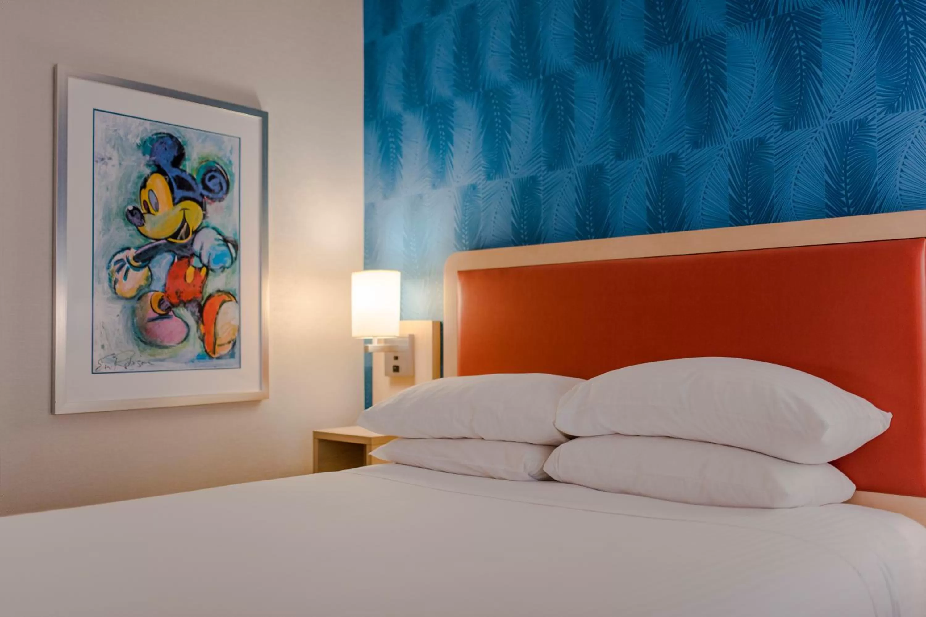 Bed in Howard Johnson by Wyndham Anaheim Hotel and Water Playground