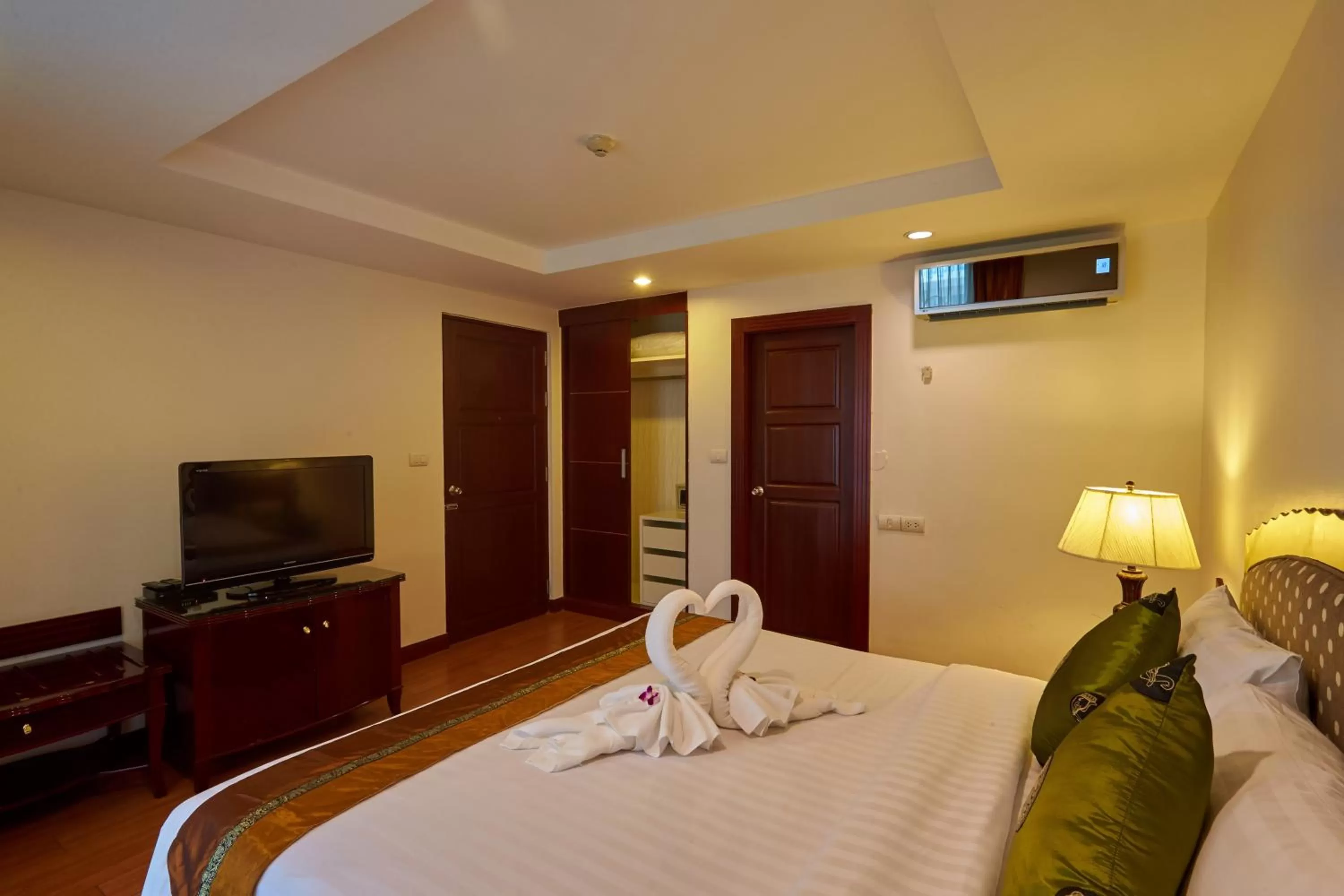 TV and multimedia, Bed in Nana Hiso Hotel