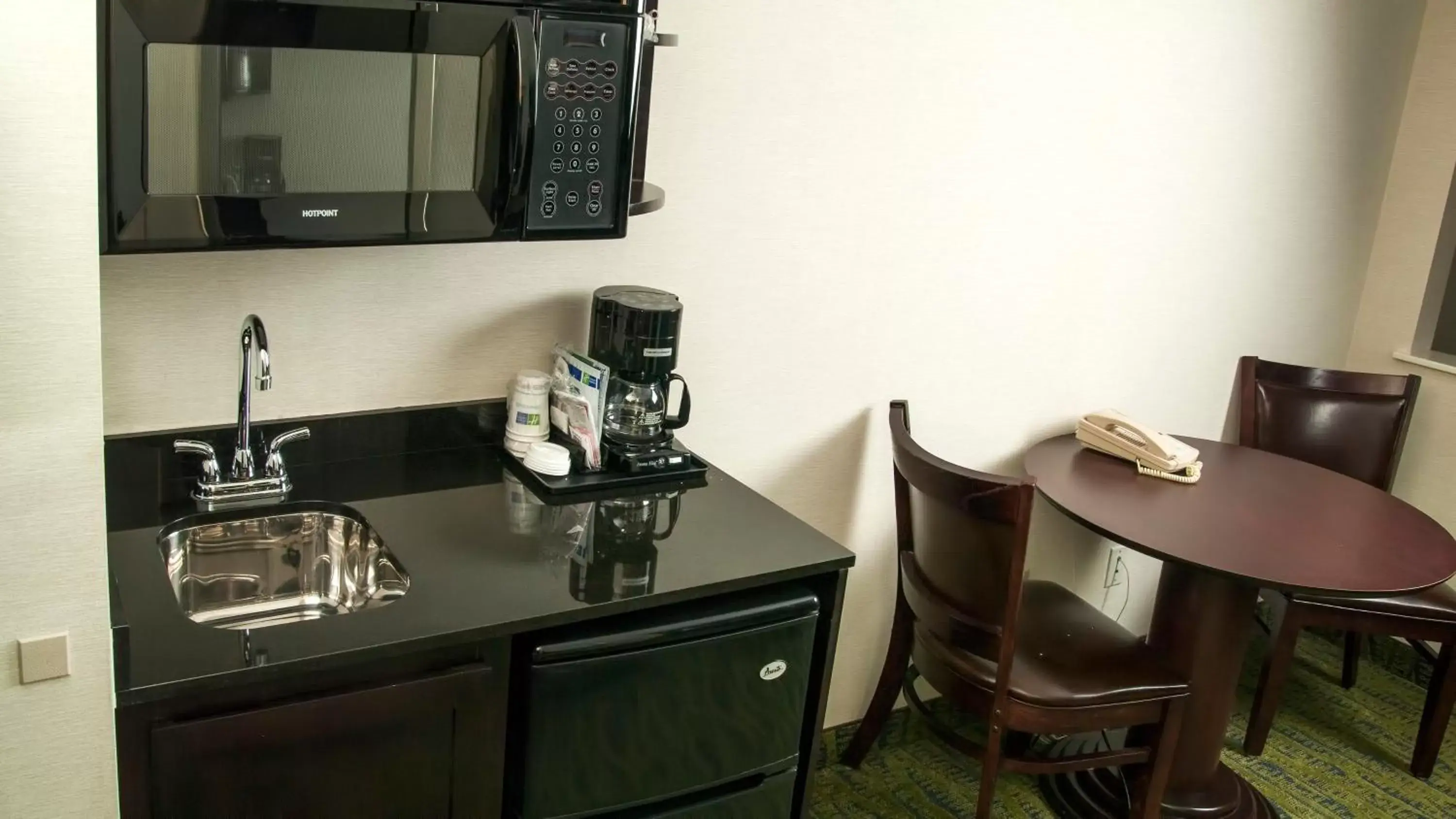 Photo of the whole room, Kitchen/Kitchenette in Holiday Inn Express York, an IHG Hotel