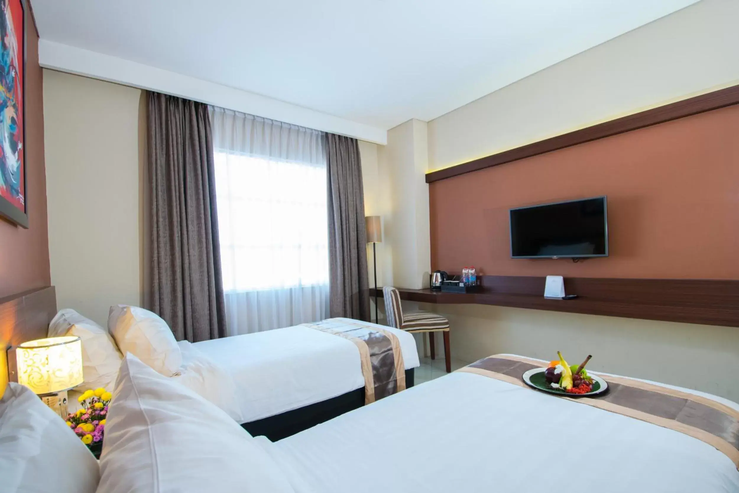 Bed, TV/Entertainment Center in Noormans Hotel Semarang