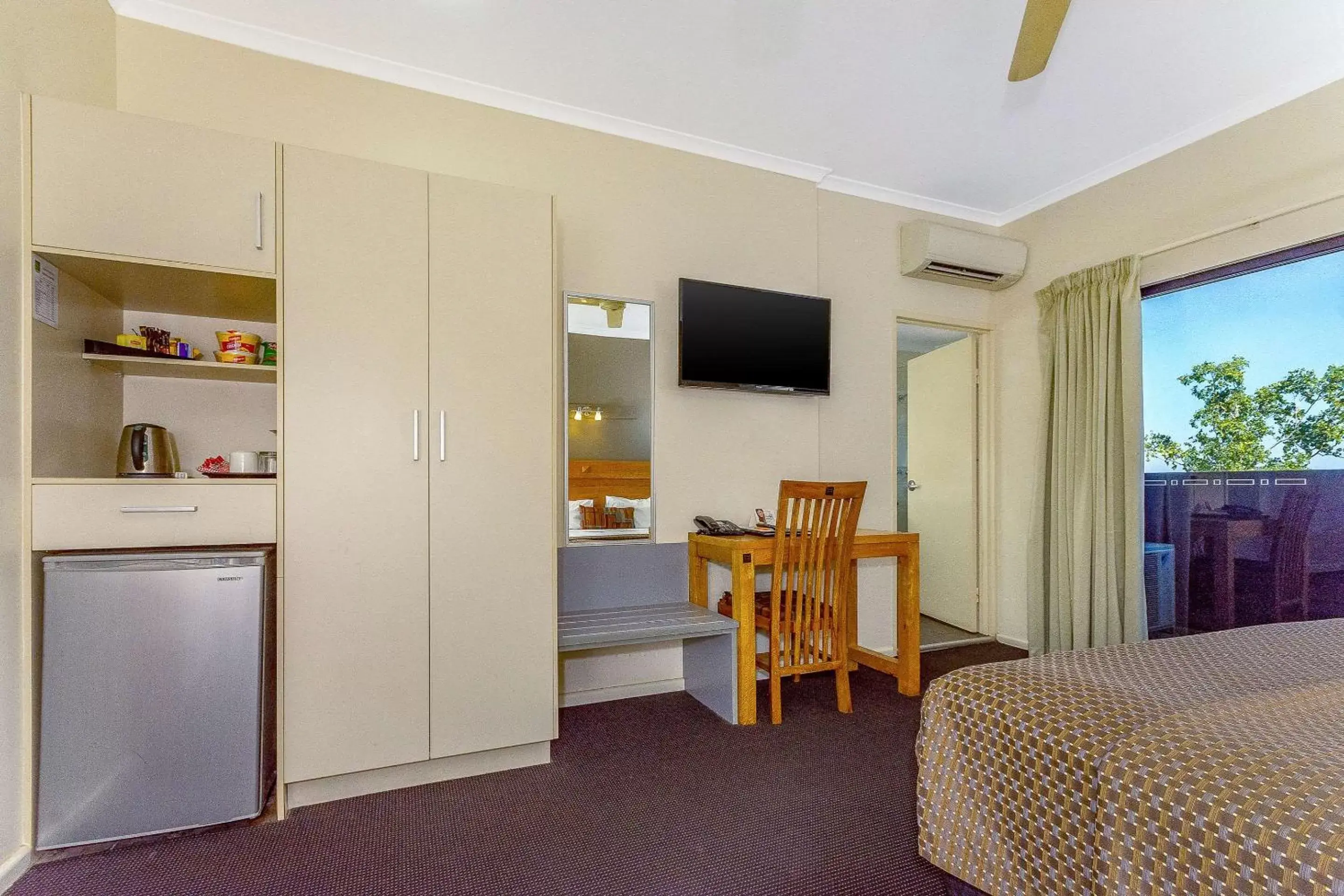 Photo of the whole room, TV/Entertainment Center in Quality Hotel Darwin Airport