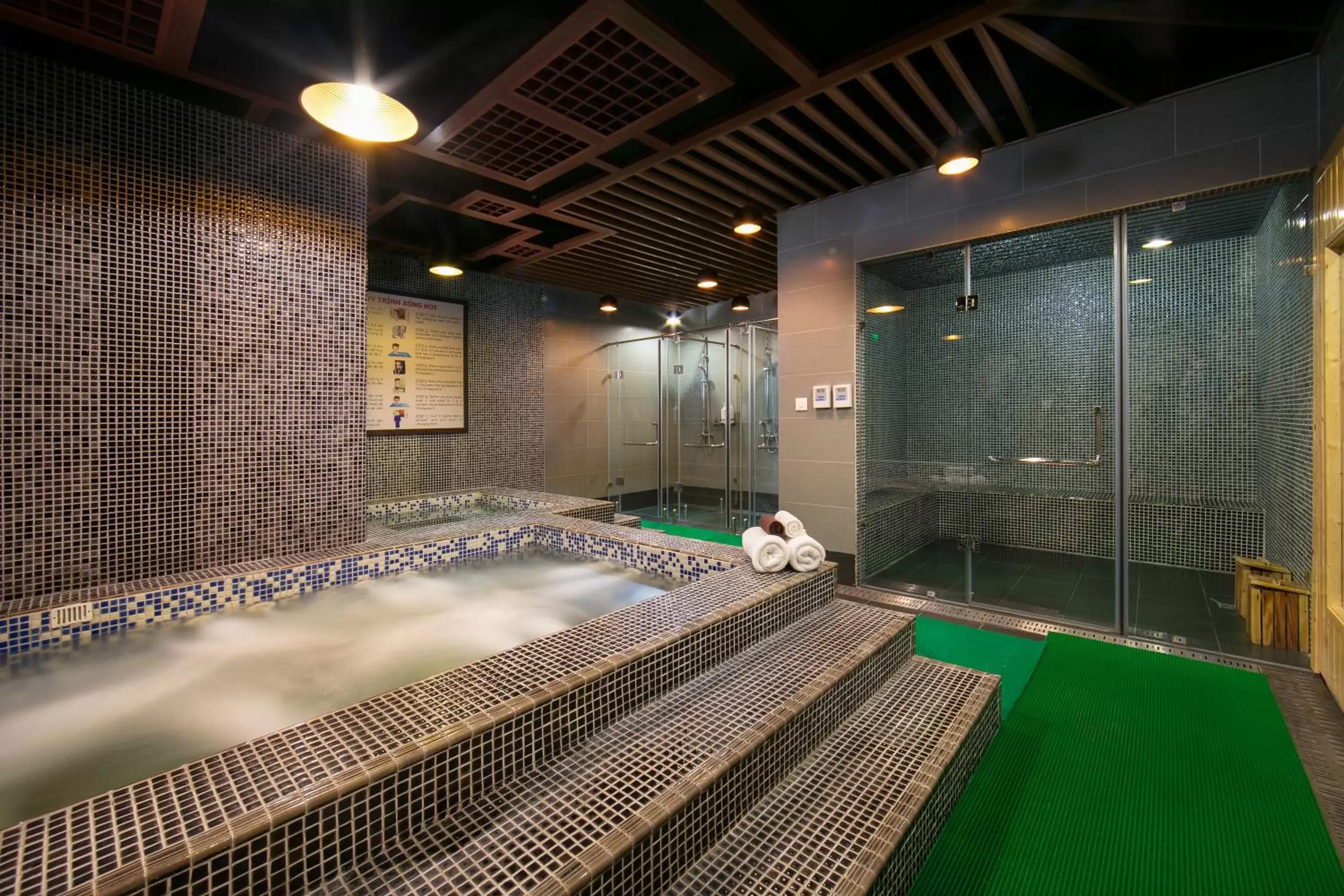 Hot Tub, Swimming Pool in Grandiose Hotel & Spa