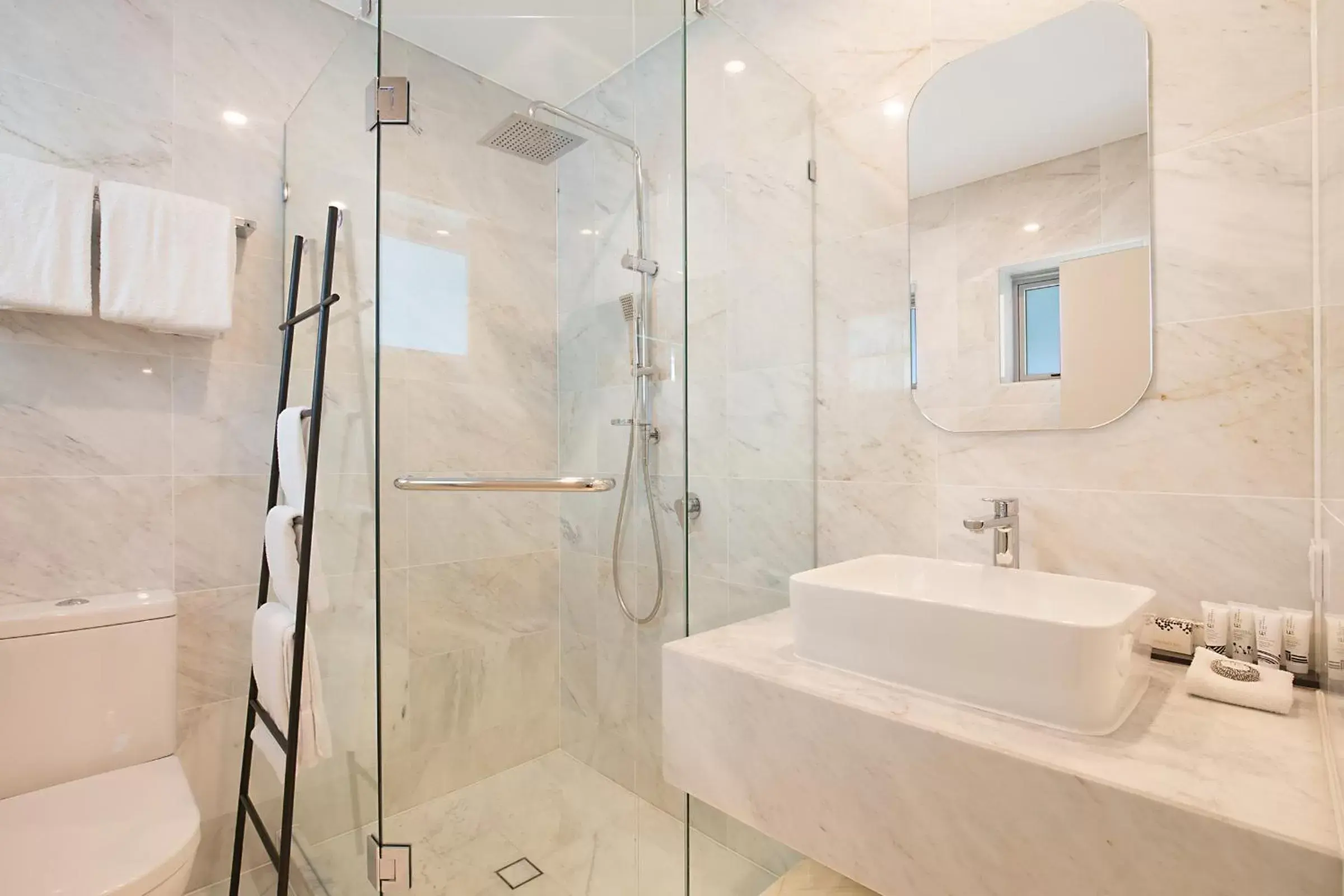 Shower, Bathroom in Jephson Hotel & Apartments