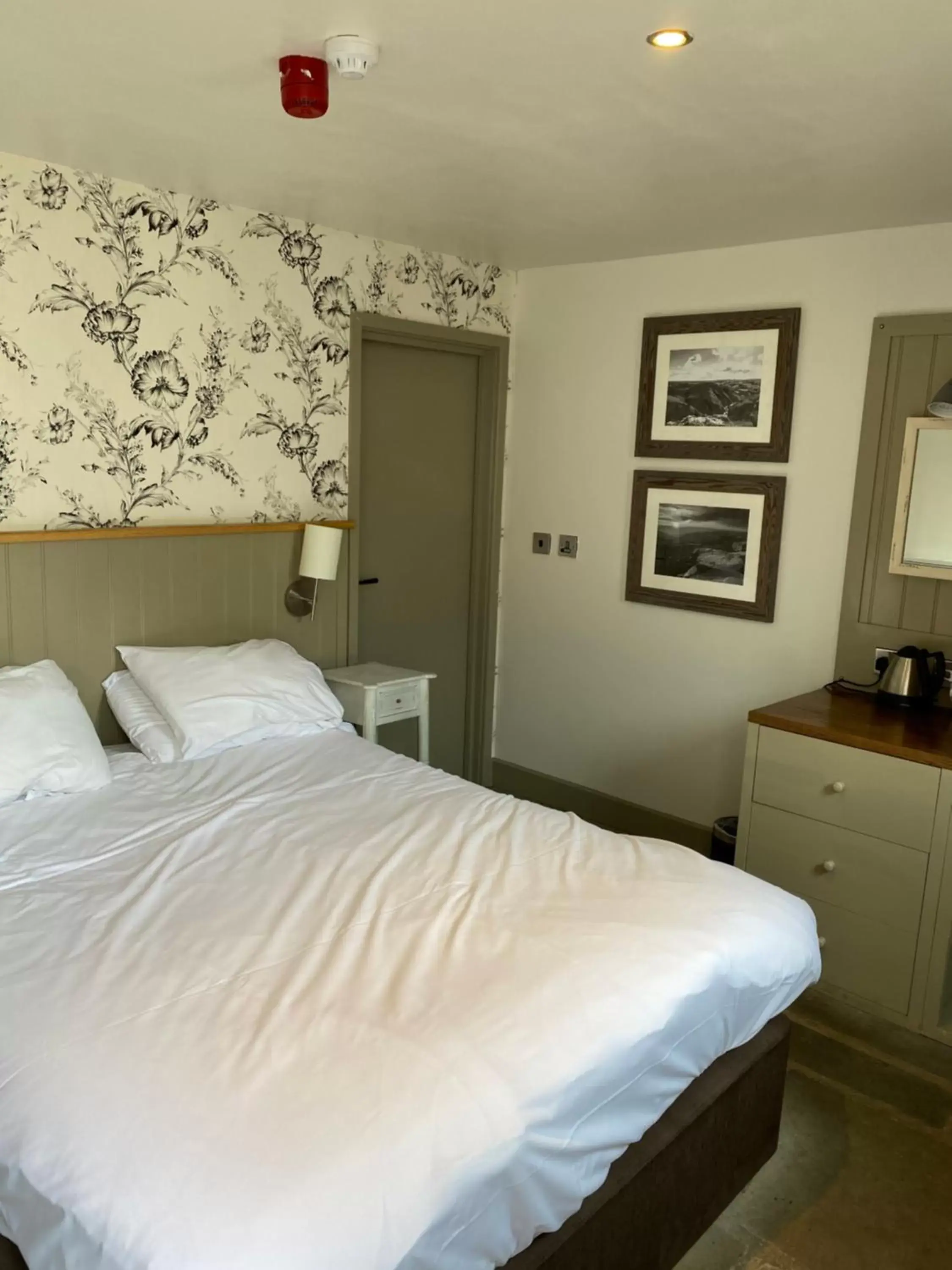 Bedroom, Bed in Castle Inn by Greene King Inns