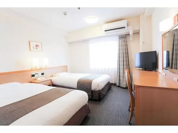 Bed in Smile Hotel Wakayama