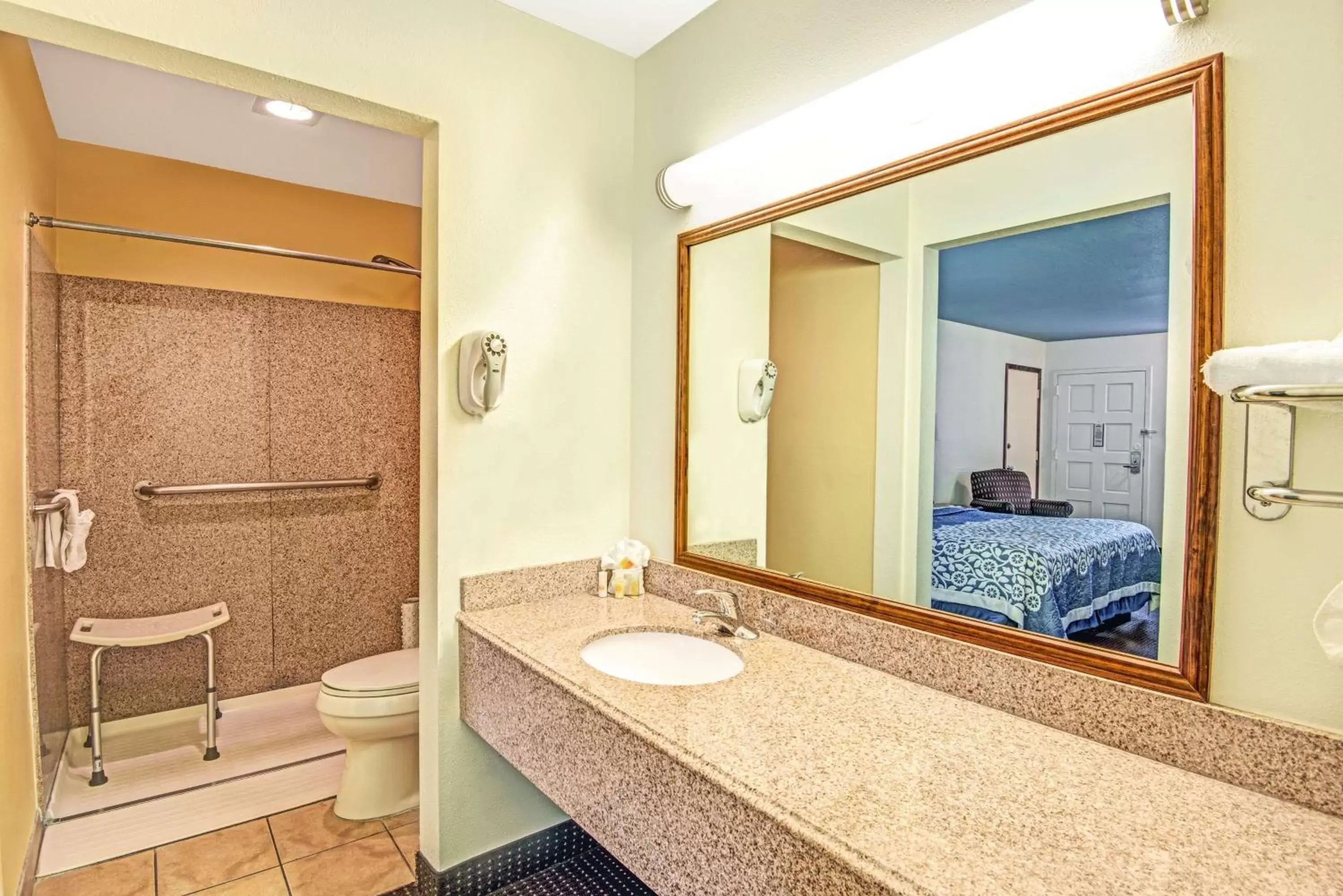 King Room with Roll-In Shower - Mobility Access/Non-Smoking in Days Inn by Wyndham Austin/University/Downtown King Room with Roll-In Shower - Mobility Access/Non-Smoking in Days Inn by Wyndham Austin/University/Downtown