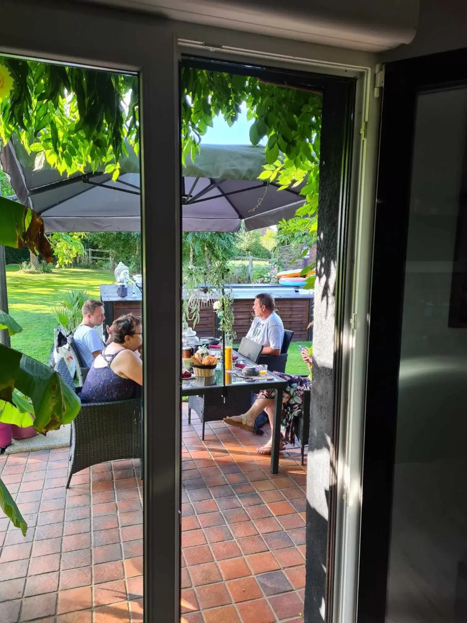 Patio in Les Epinettes chambres d'hôtes