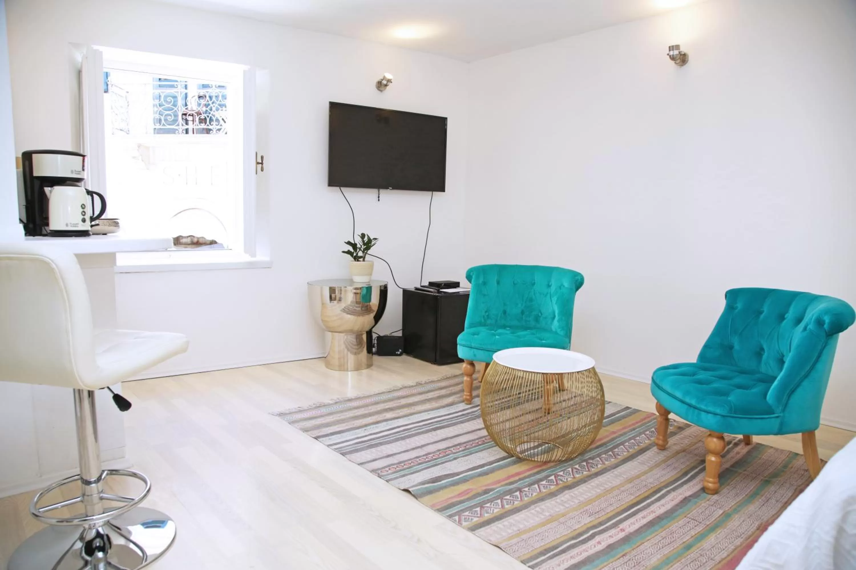 Communal lounge/ TV room, Seating Area in Swan City Apartment & Room