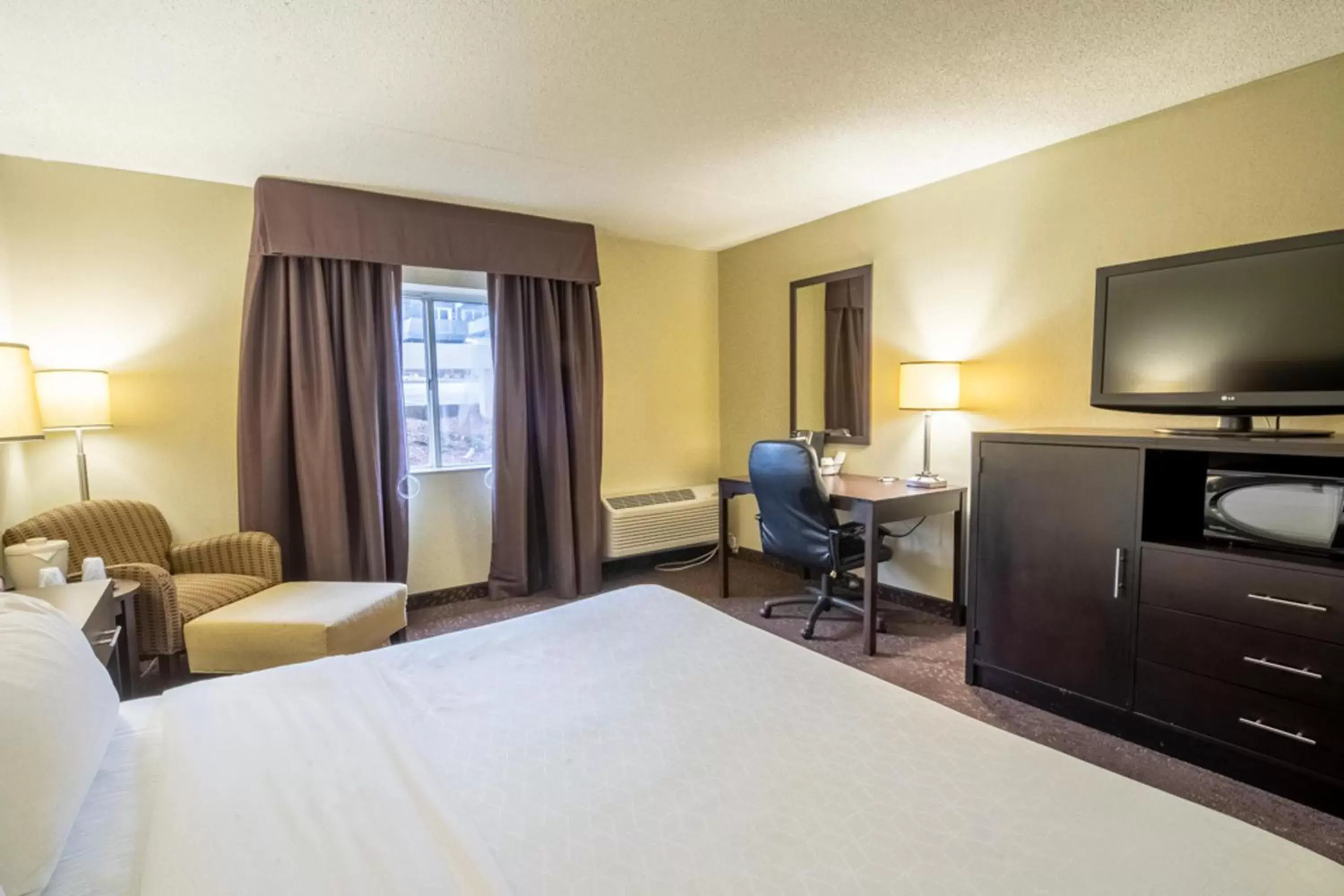 Bedroom, TV/Entertainment Center in Holiday Inn Express Hotel & Suites Pittsburgh Airport, an IHG Hotel