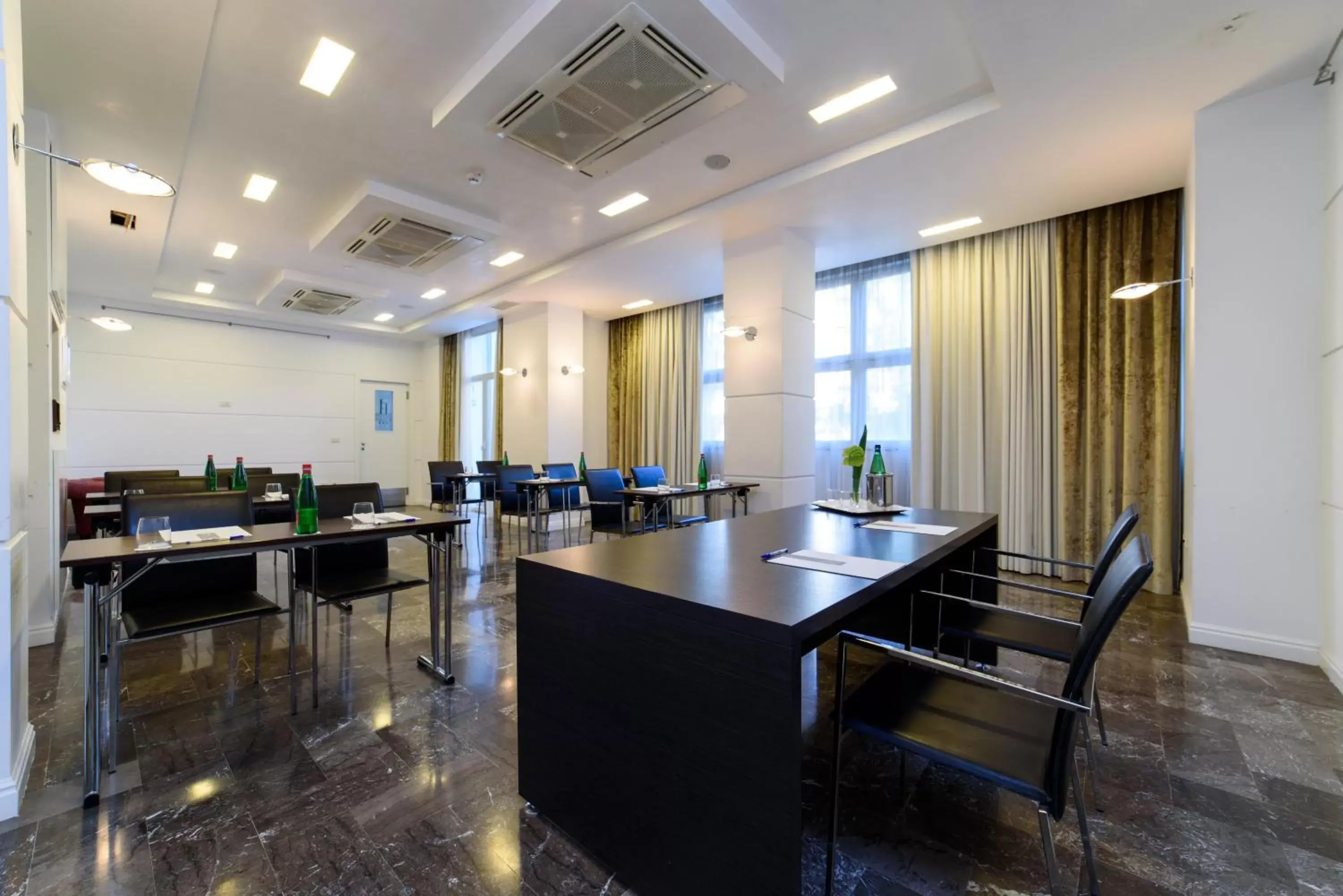 Business facilities in Hotel Palace